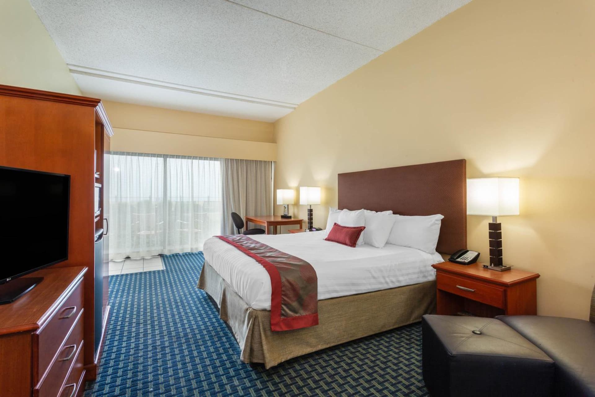 Ramada Plaza by Wyndham Virginia Beach Oceanfront gallery photo in Virginia Beach, VA — image 32