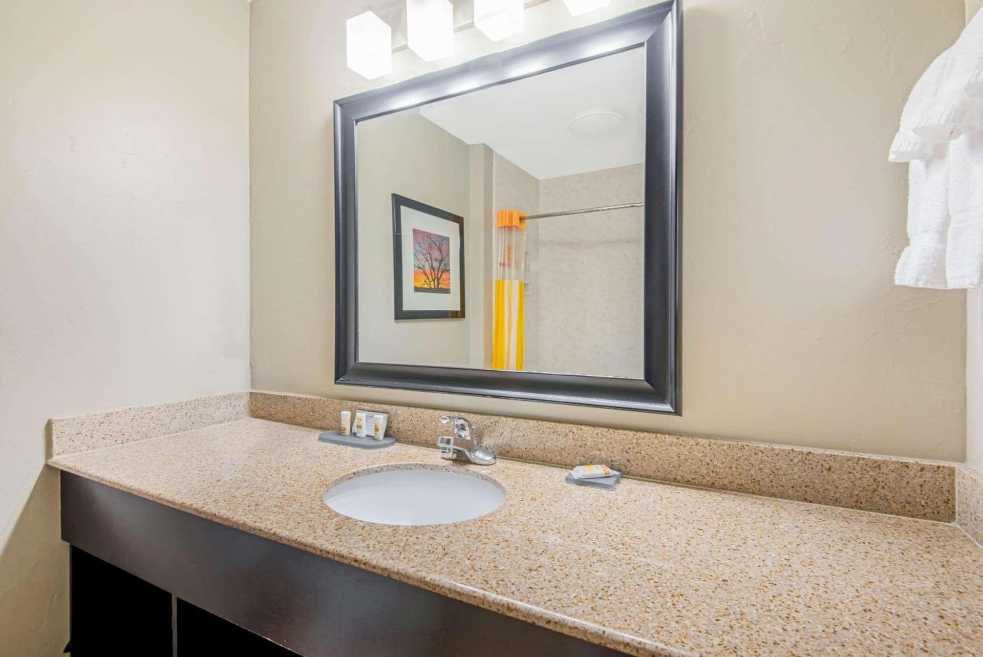 La Quinta by Wyndham Oklahoma City - Moore gallery photo in Moore, OK — image 4