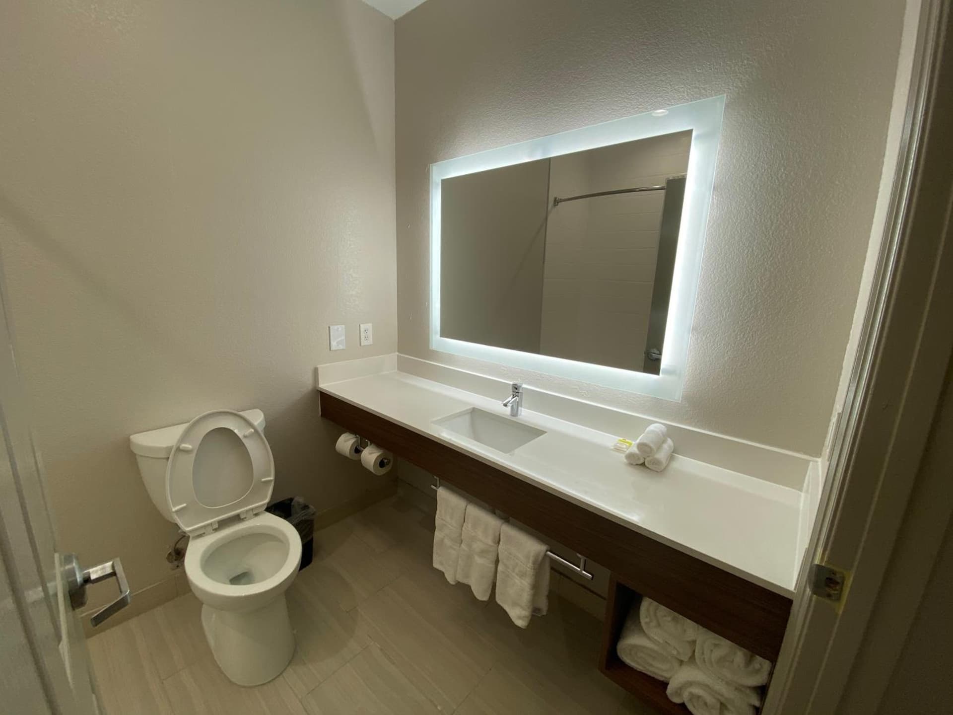 Holiday Inn Express & Suites Galveston West-Seawall gallery photo in Galveston, TX — image 12