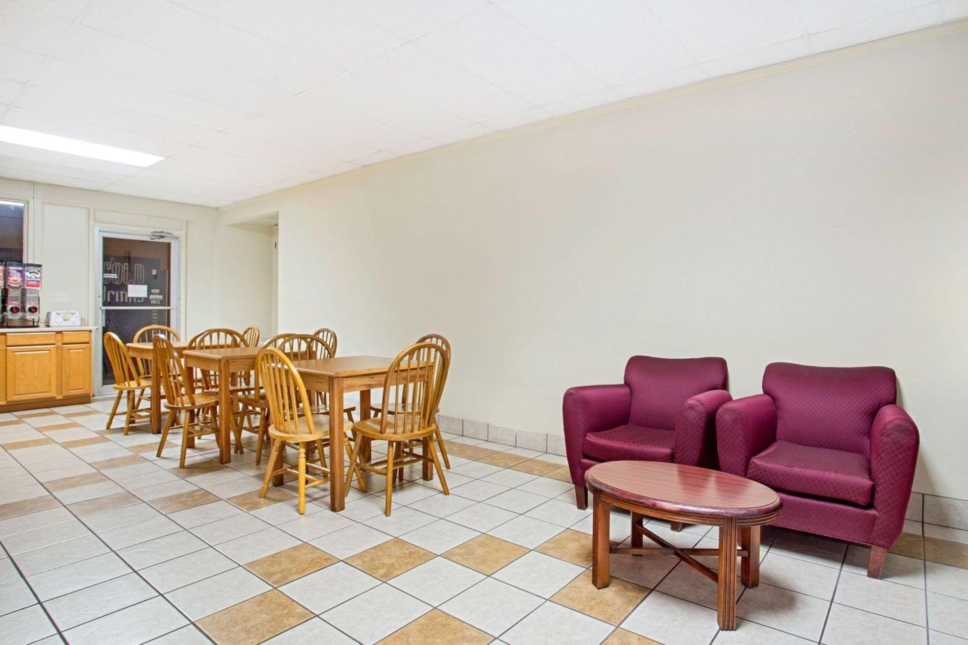 Bristol Parkway inn interior in Bristol, VA — gallery photo 2