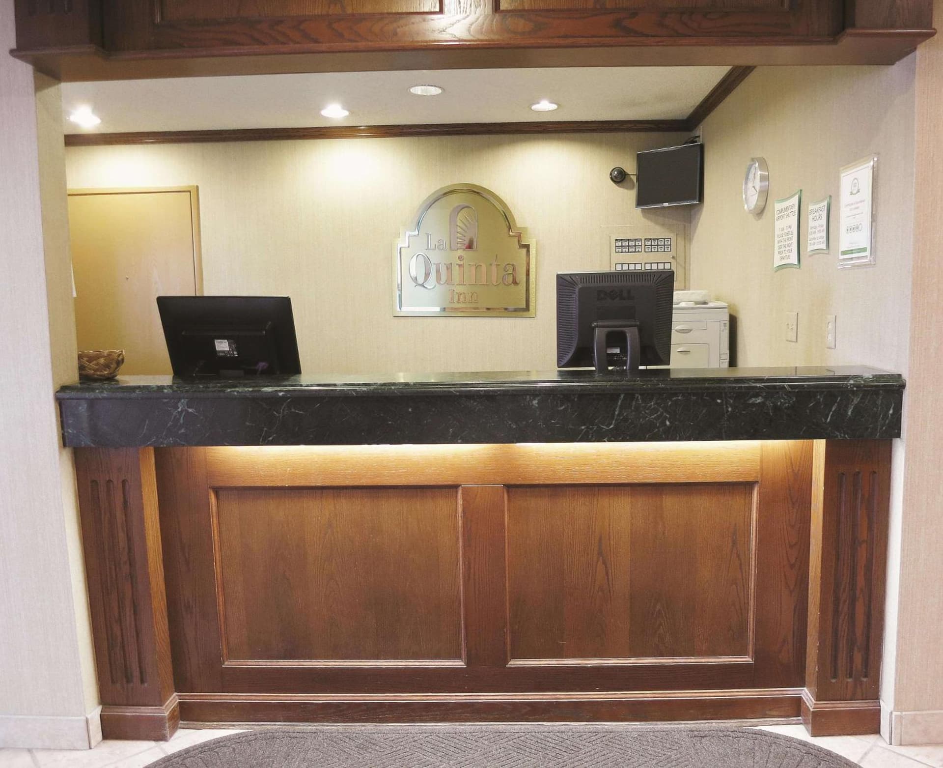 La Quinta Inn by Wyndham Milwaukee Airport / Oak Creek interior in Oak Creek, WI — gallery photo 2