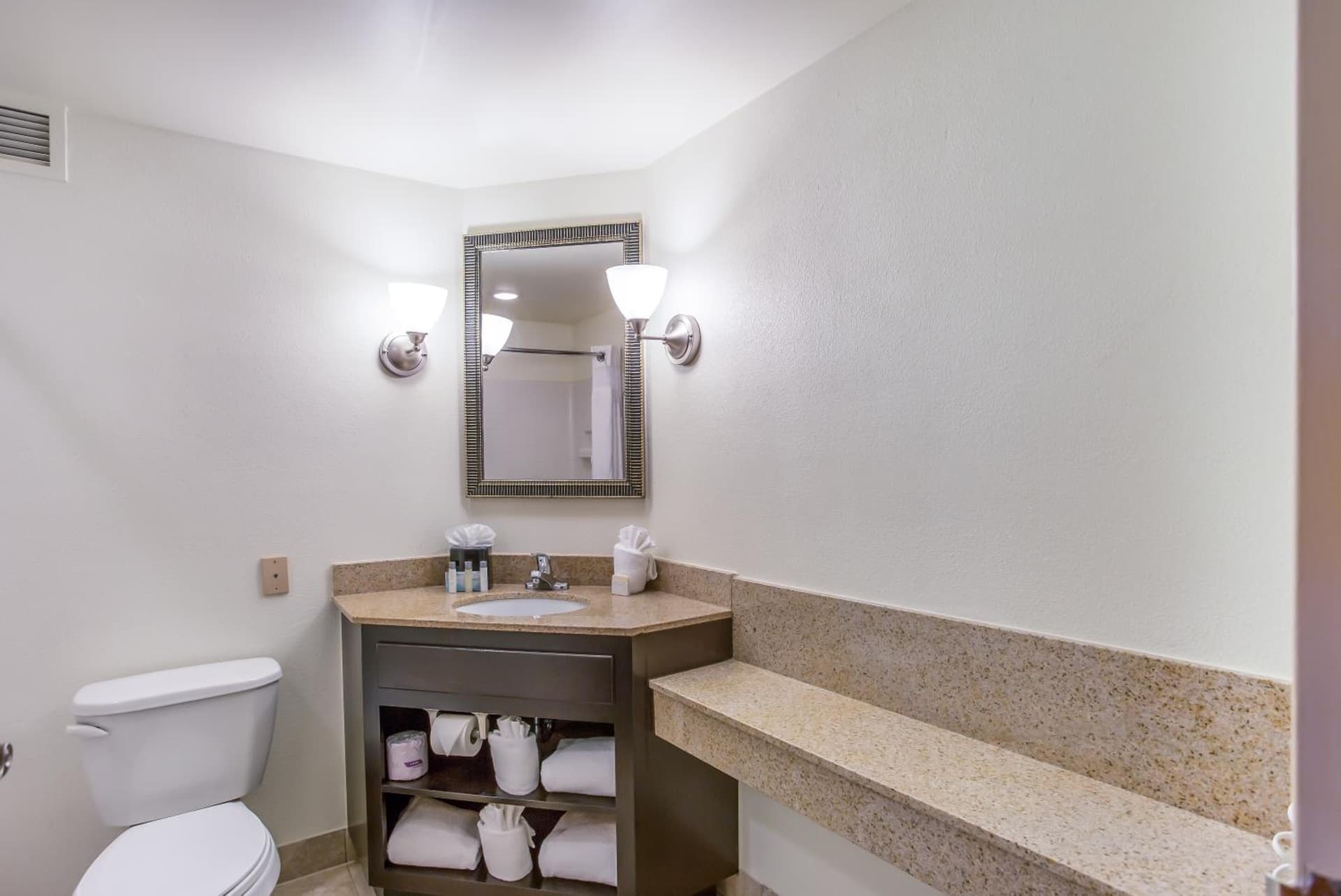 Burrstone Inn, an Ascend Collection Hotel gallery photo in Utica, NY — image 65