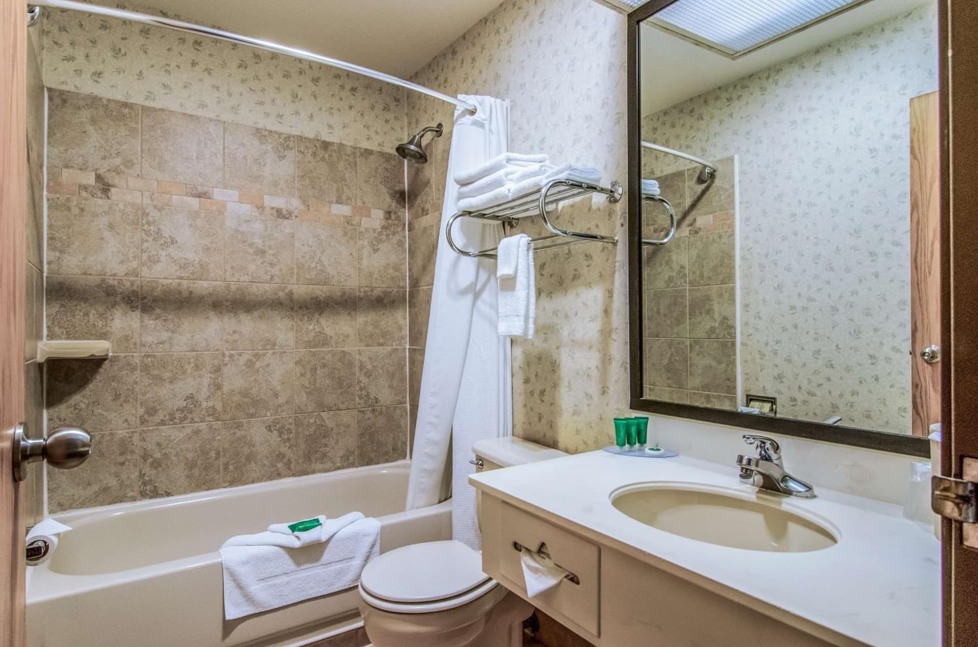 GuestHouse Inn & Suites Poulsbo gallery photo in Poulsbo, WA — image 11