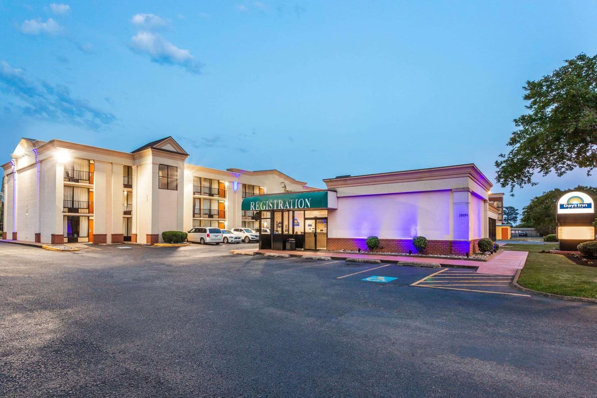 Red Roof Inn Hampton Coliseum interior in Hampton, VA — gallery photo 2