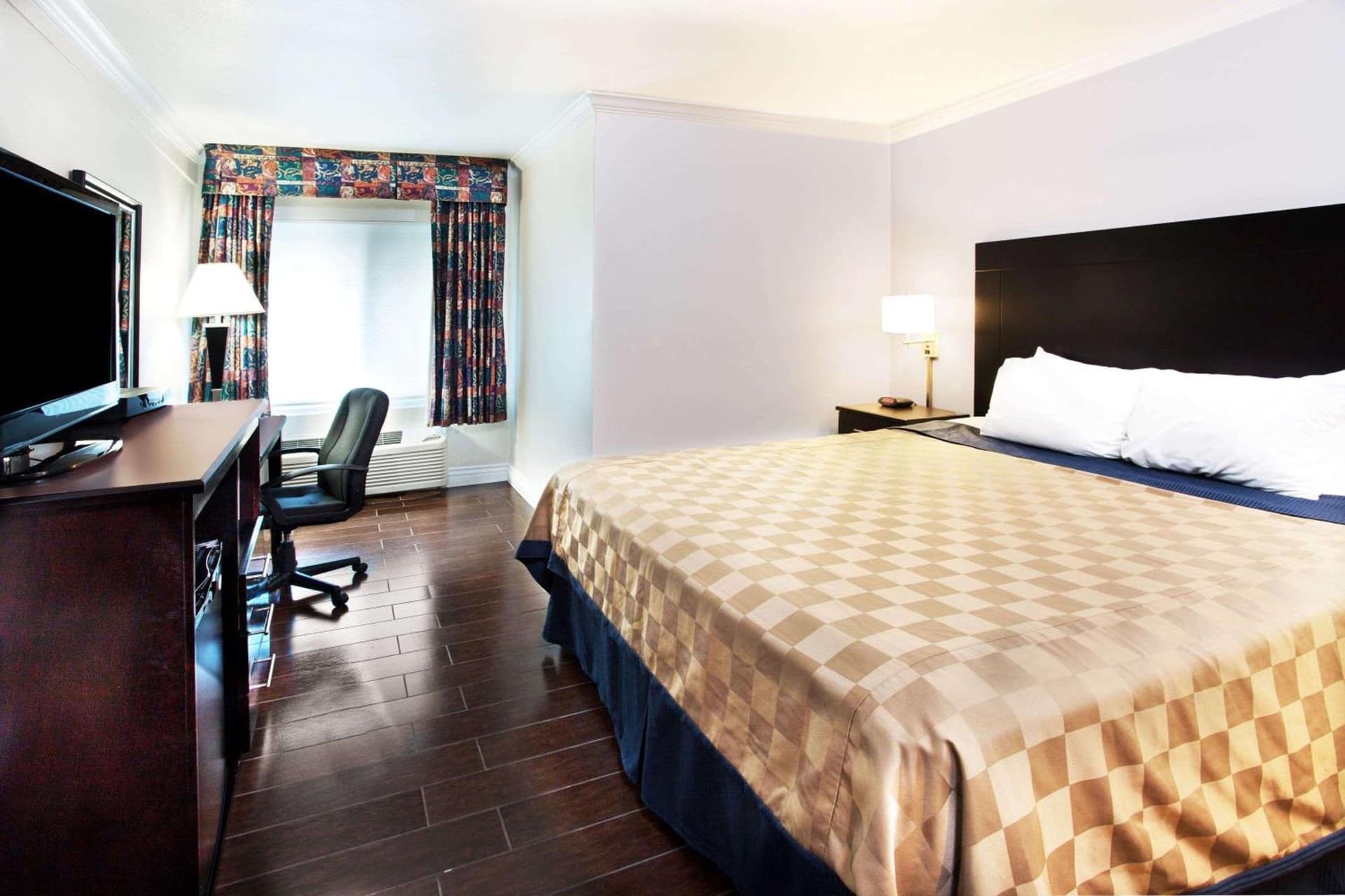 Travelodge by Wyndham Ocean Front interior in Sunset Beach, CA — gallery photo 2