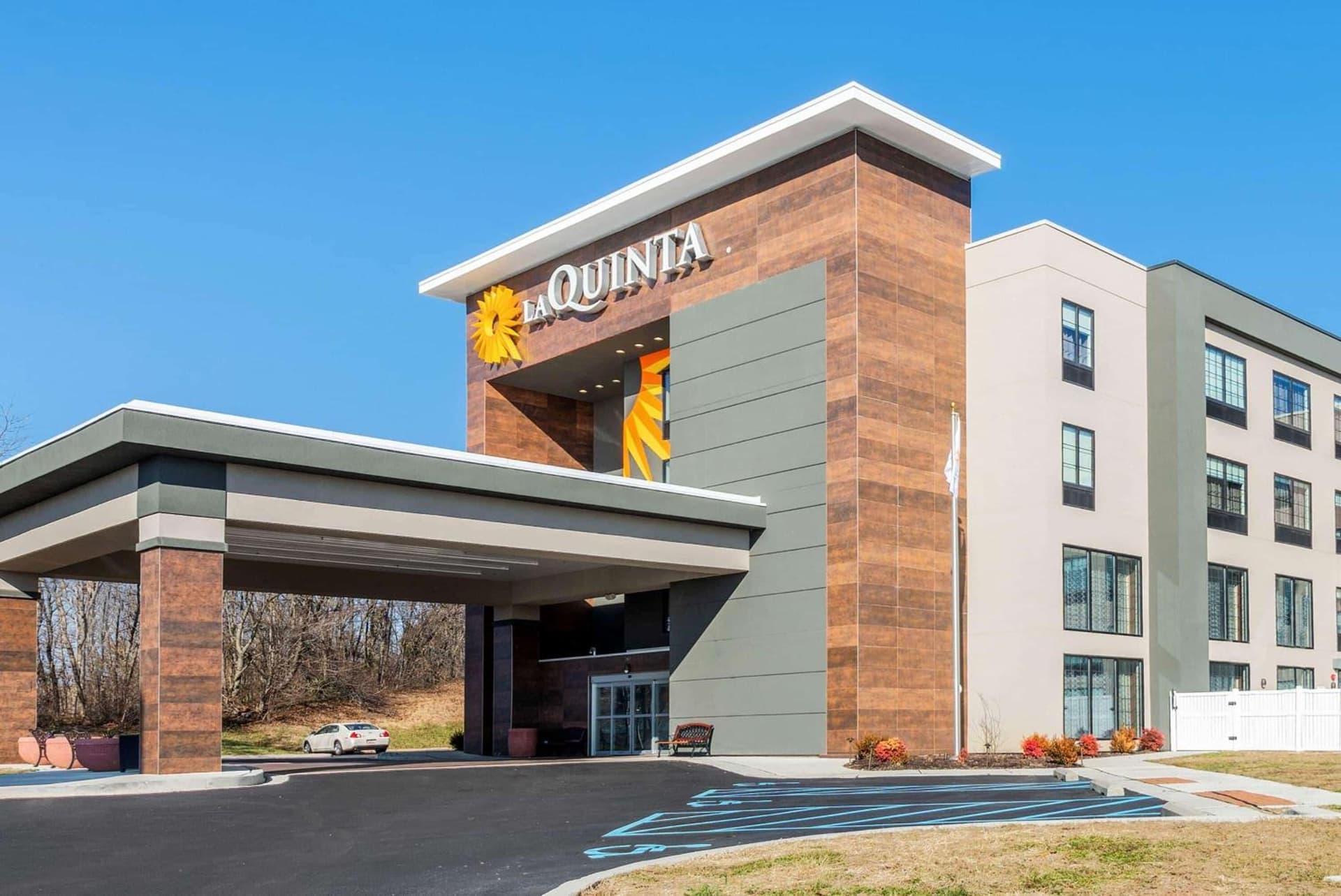 La Quinta by Wyndham Aberdeen-APG interior in Aberdeen, MD — gallery photo 2
