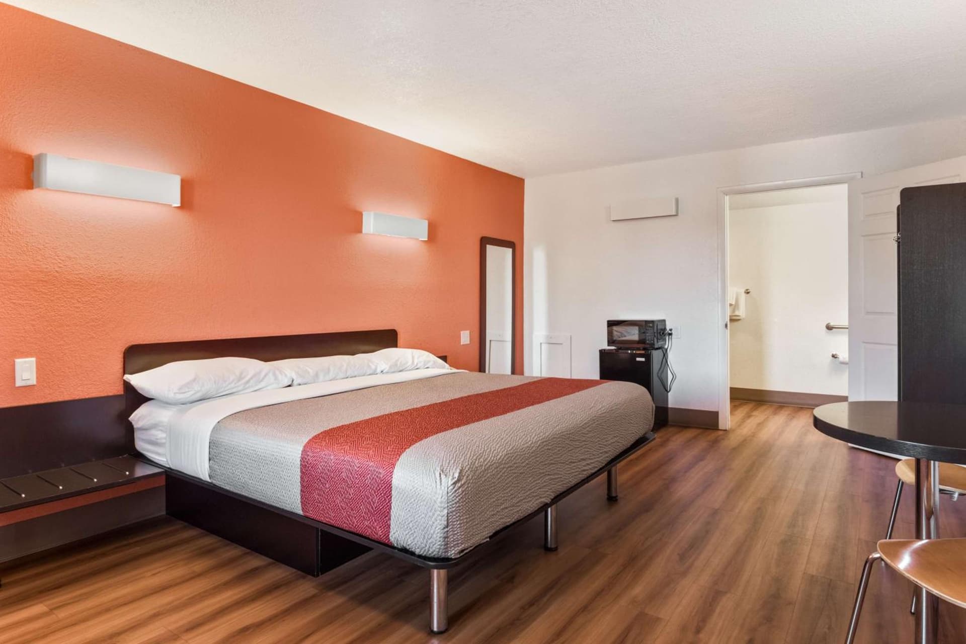 Motel 6-Youngstown, OH interior in Youngstown, OH — gallery photo 2
