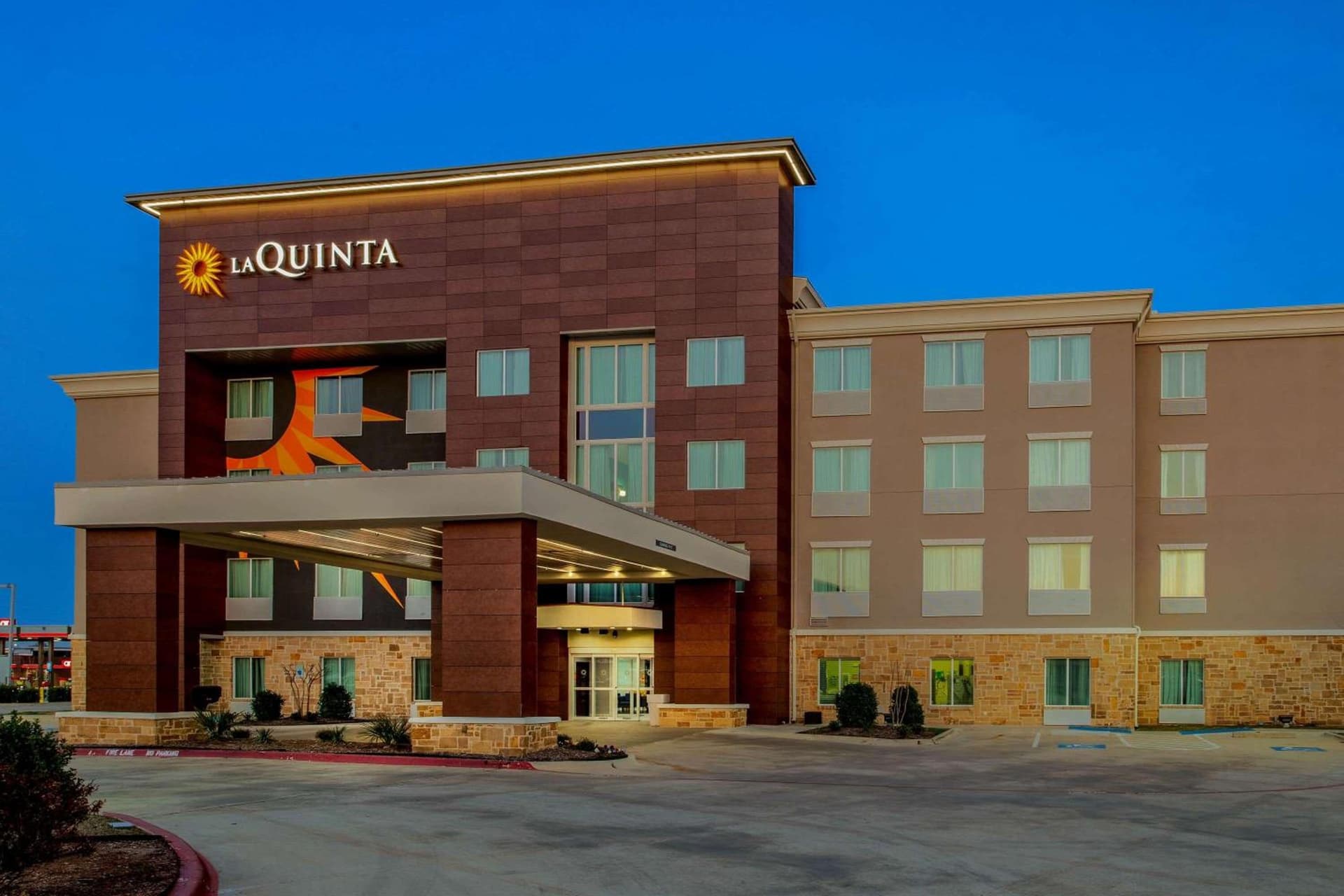 La Quinta Inn & Suites by Wyndham Northlake Ft. Worth gallery photo in Northlake, TX — image 12