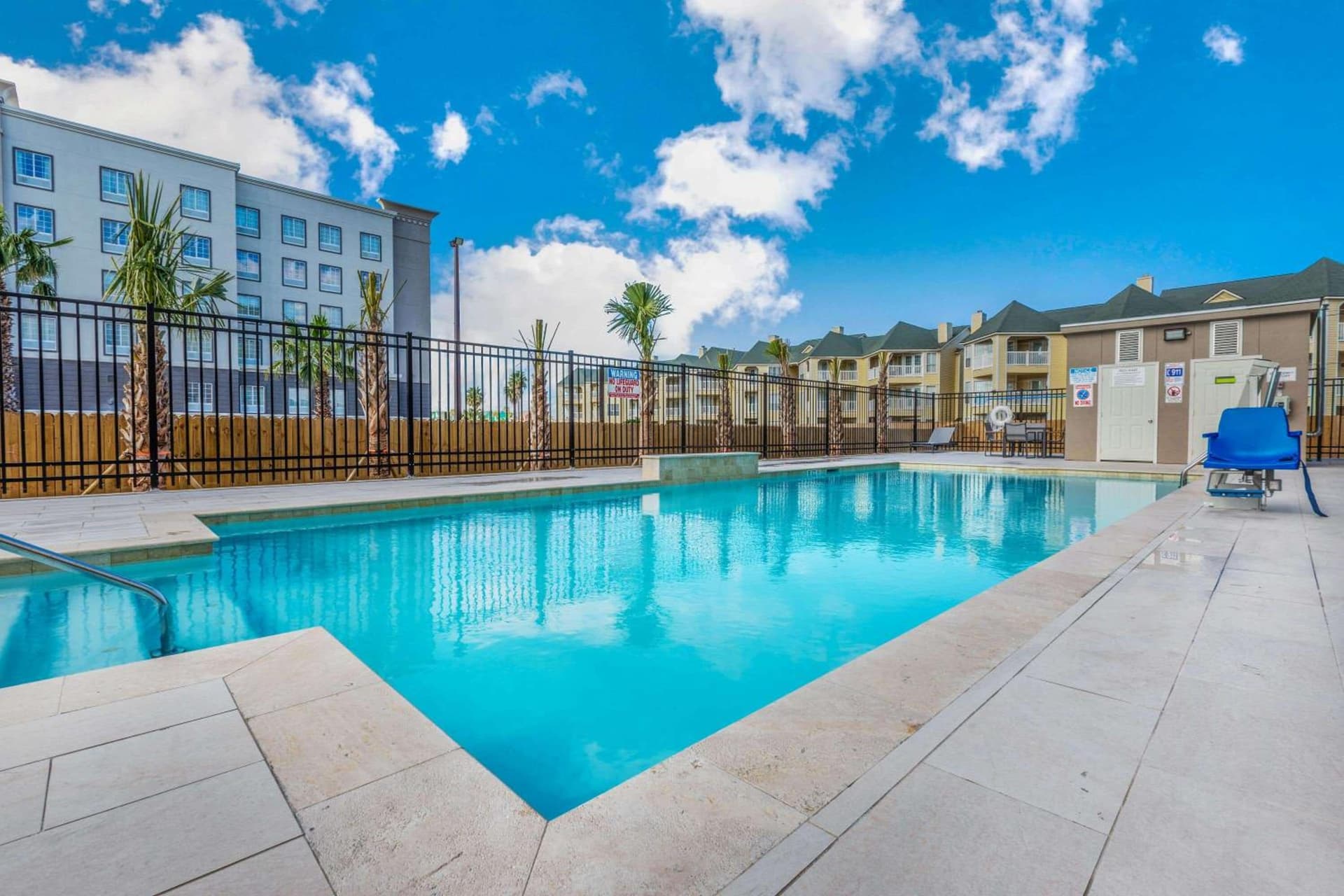 La Quinta Inn & Suites by Wyndham Galveston West Seawall interior in Galveston, TX — gallery photo 2
