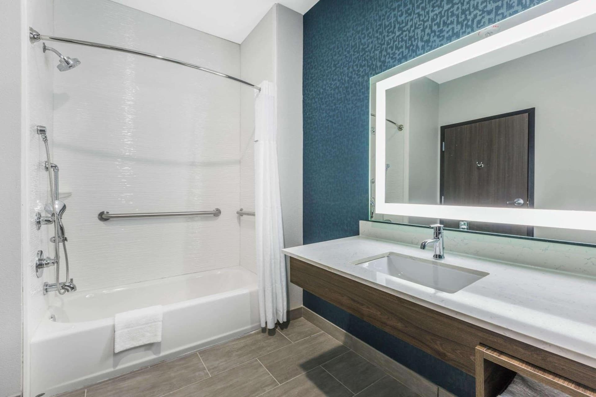 La Quinta Inn & Suites by Wyndham Galveston West Seawall gallery photo in Galveston, TX — image 27