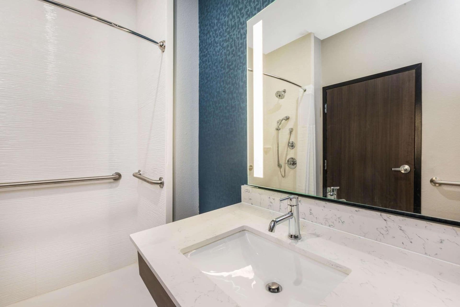 La Quinta Inn & Suites by Wyndham Galveston West Seawall property views in Galveston, TX — gallery photo 3