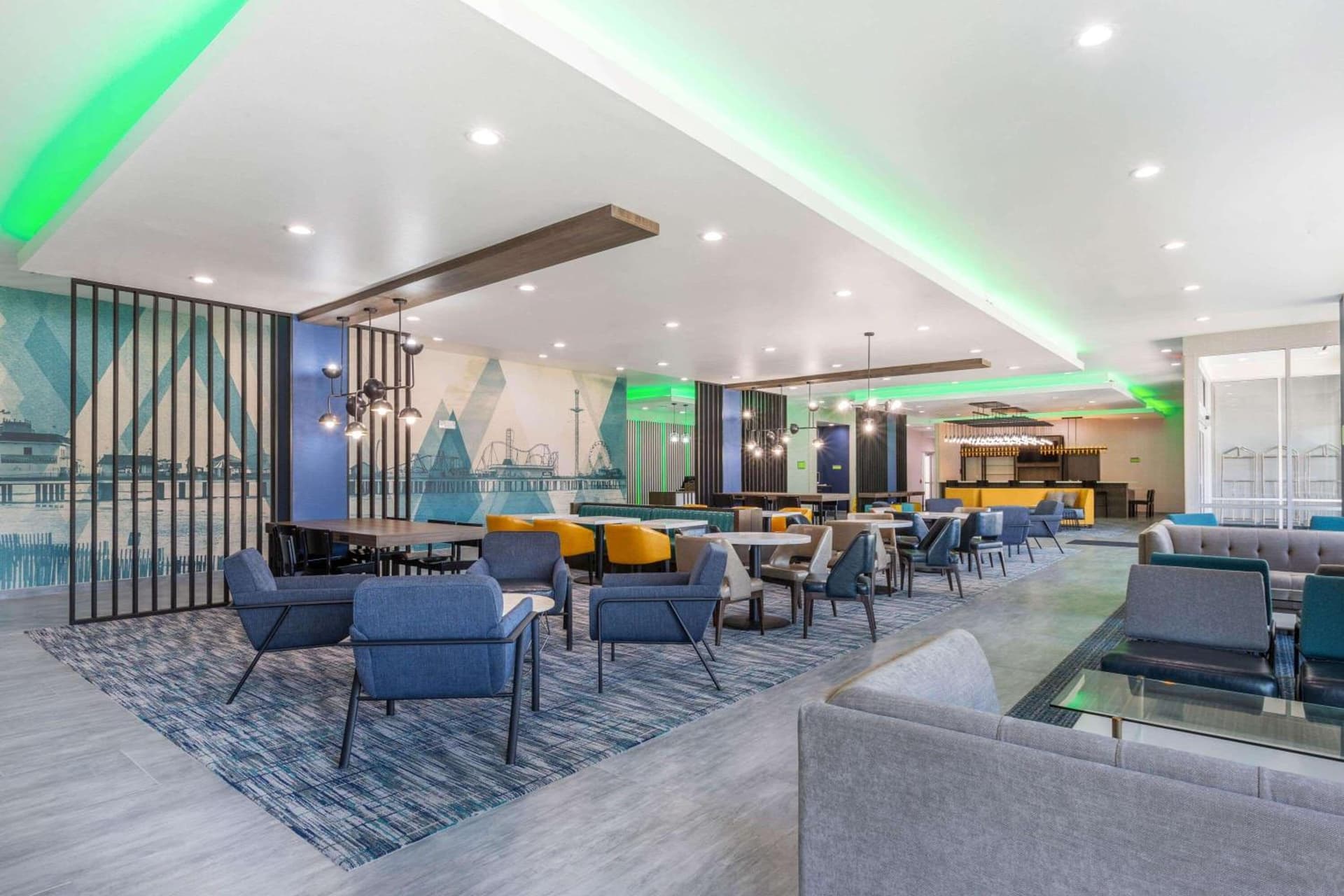 La Quinta Inn & Suites by Wyndham Galveston West Seawall gallery photo in Galveston, TX — image 4