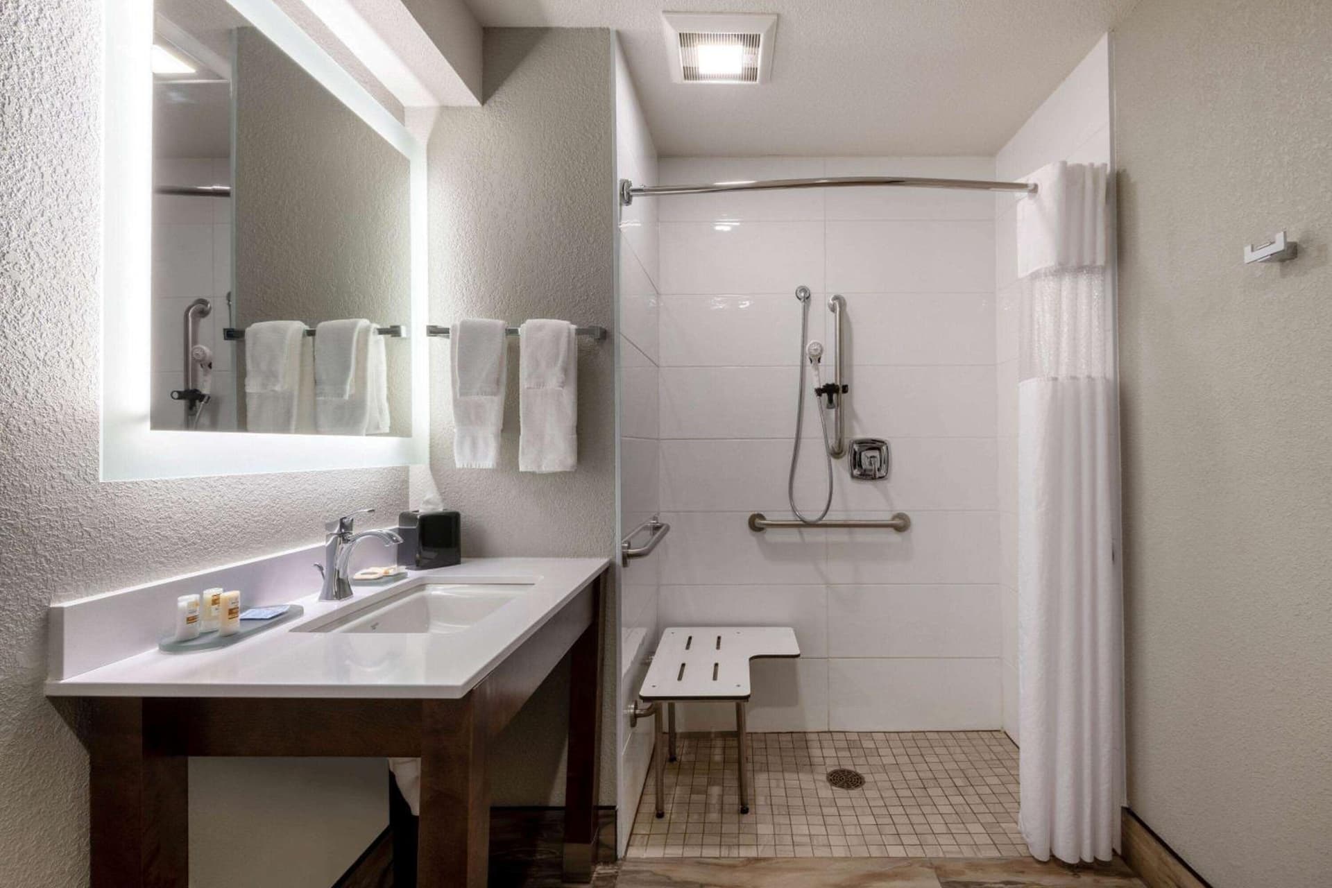 La Quinta by Wyndham Anchorage Airport gallery photo in Anchorage, AK — image 11