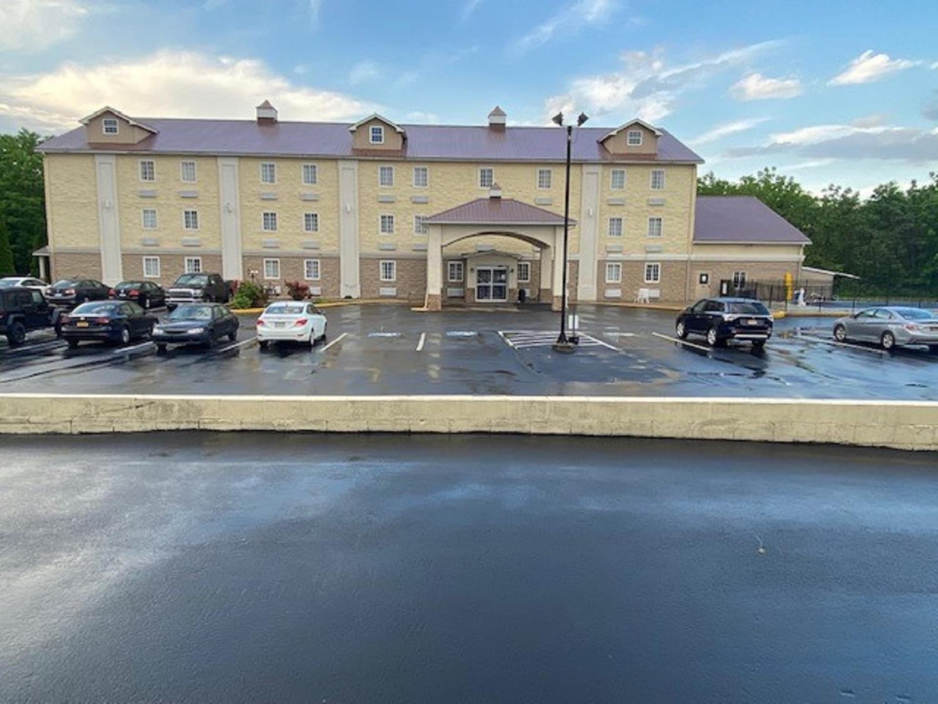 SureStay Plus by Best Western Jonestown Lebanon Valley interior in Jonestown, PA — gallery photo 2