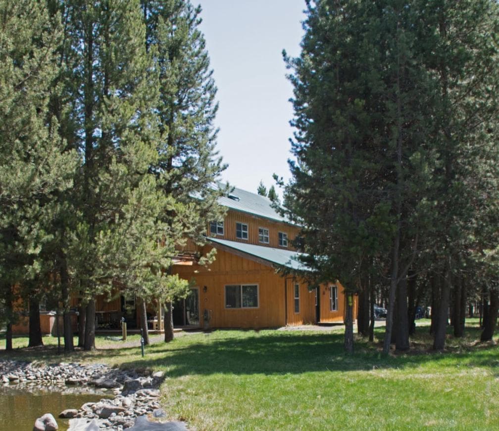 DiamondStone Guest Lodges property views in La Pine, OR — gallery photo 3