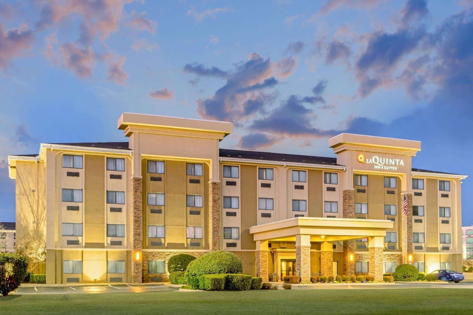 La Quinta by Wyndham Midwest City - Tinker AFB interior in Midwest City, OK — gallery photo 2
