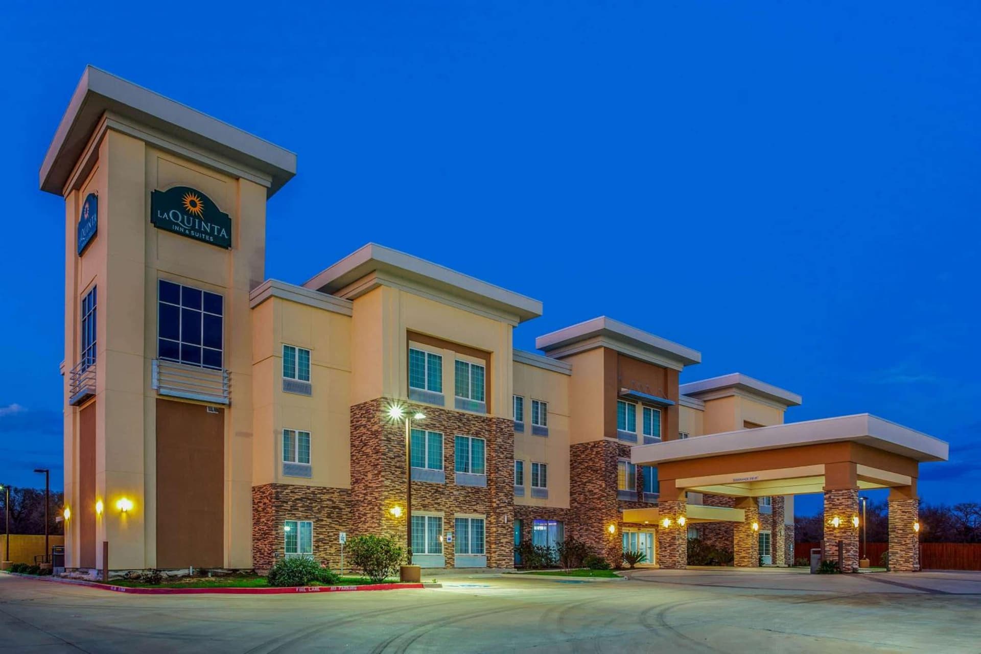 La Quinta by Wyndham Luling interior in Luling, TX — gallery photo 2