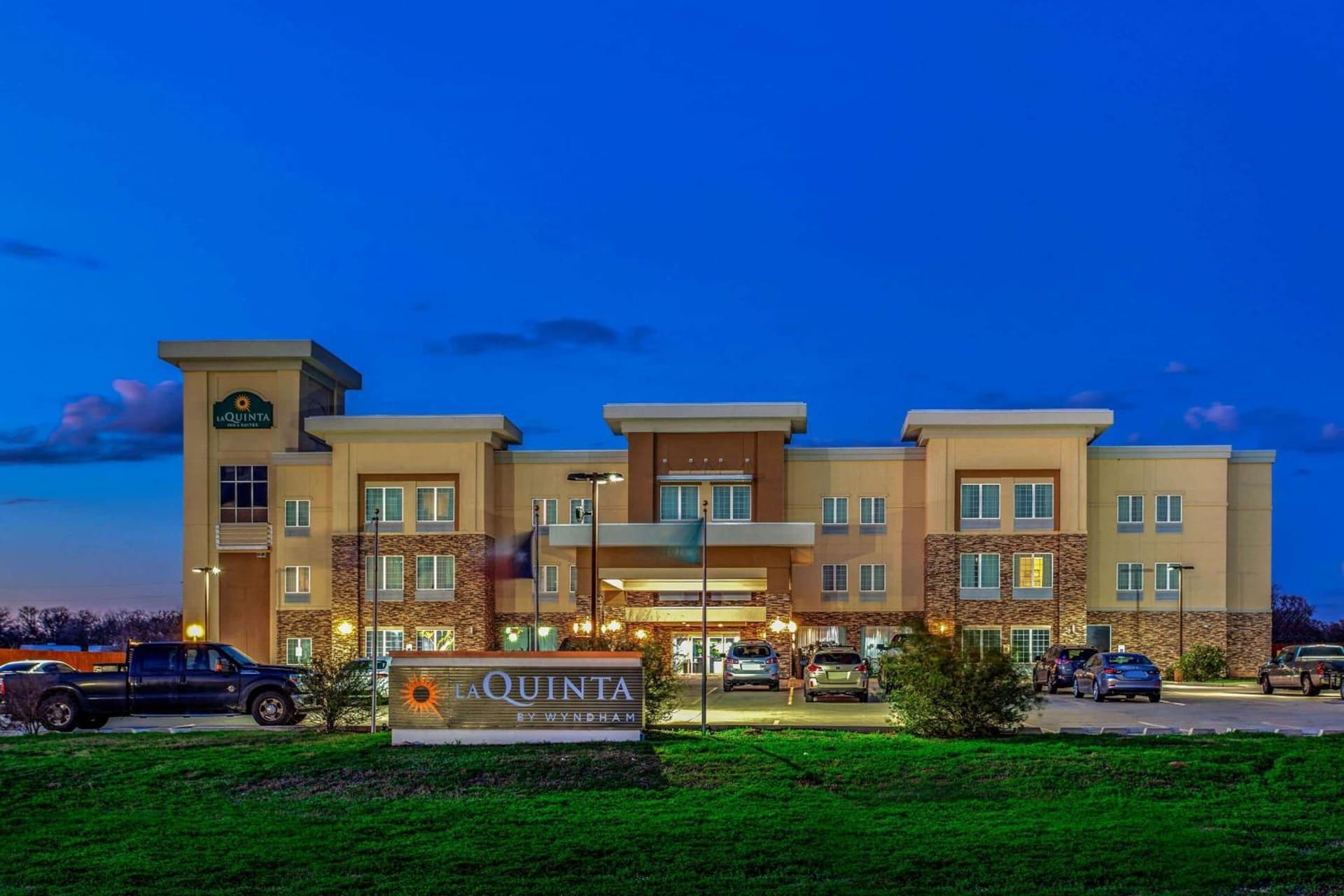 La Quinta by Wyndham Luling featured exterior or lobby in Luling, TX — similar hotel