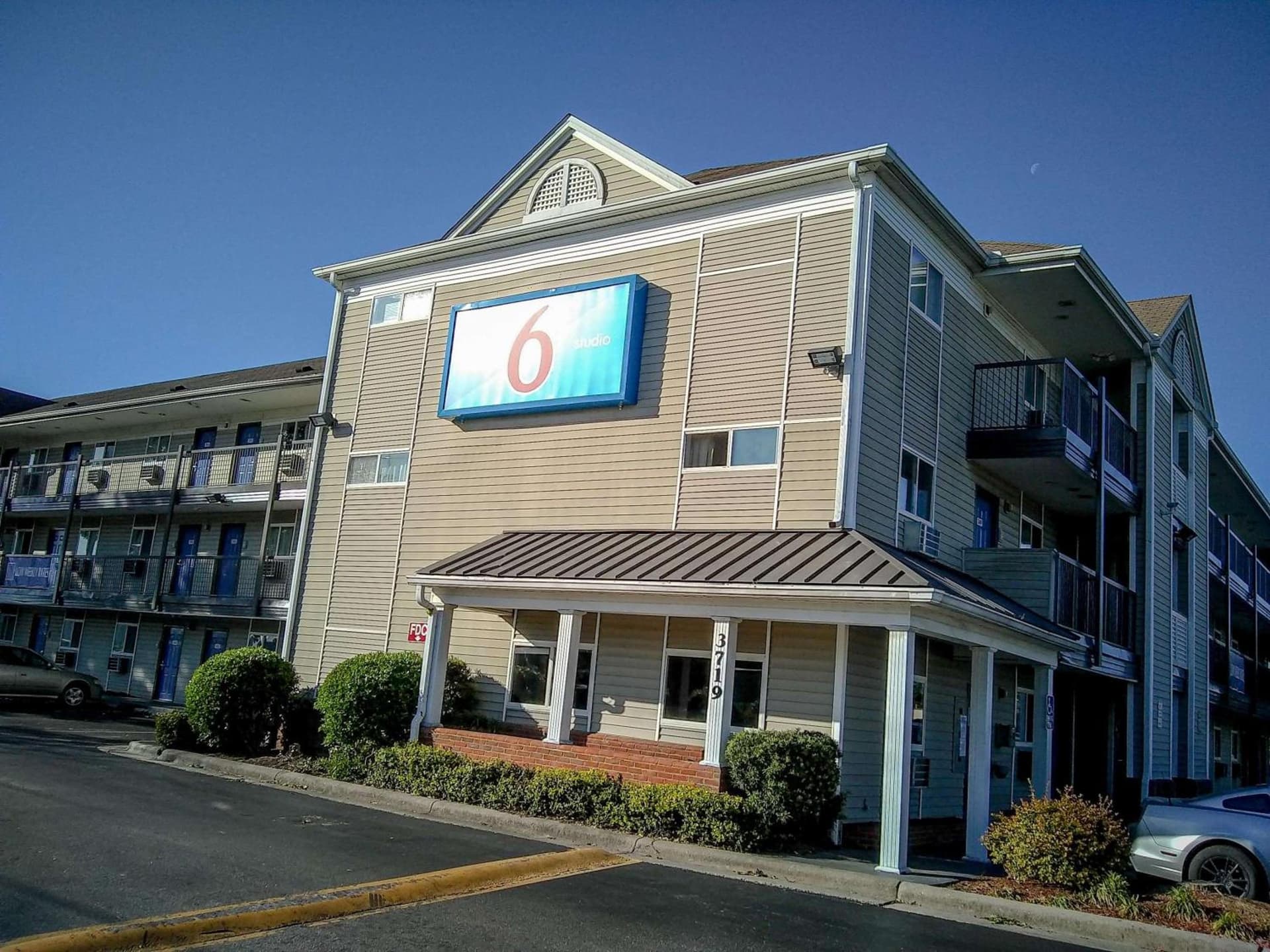 Studio 6 Extended Stay - Fayetteville, NC - Fort Liberty Area interior in Fayetteville, NC — gallery photo 2