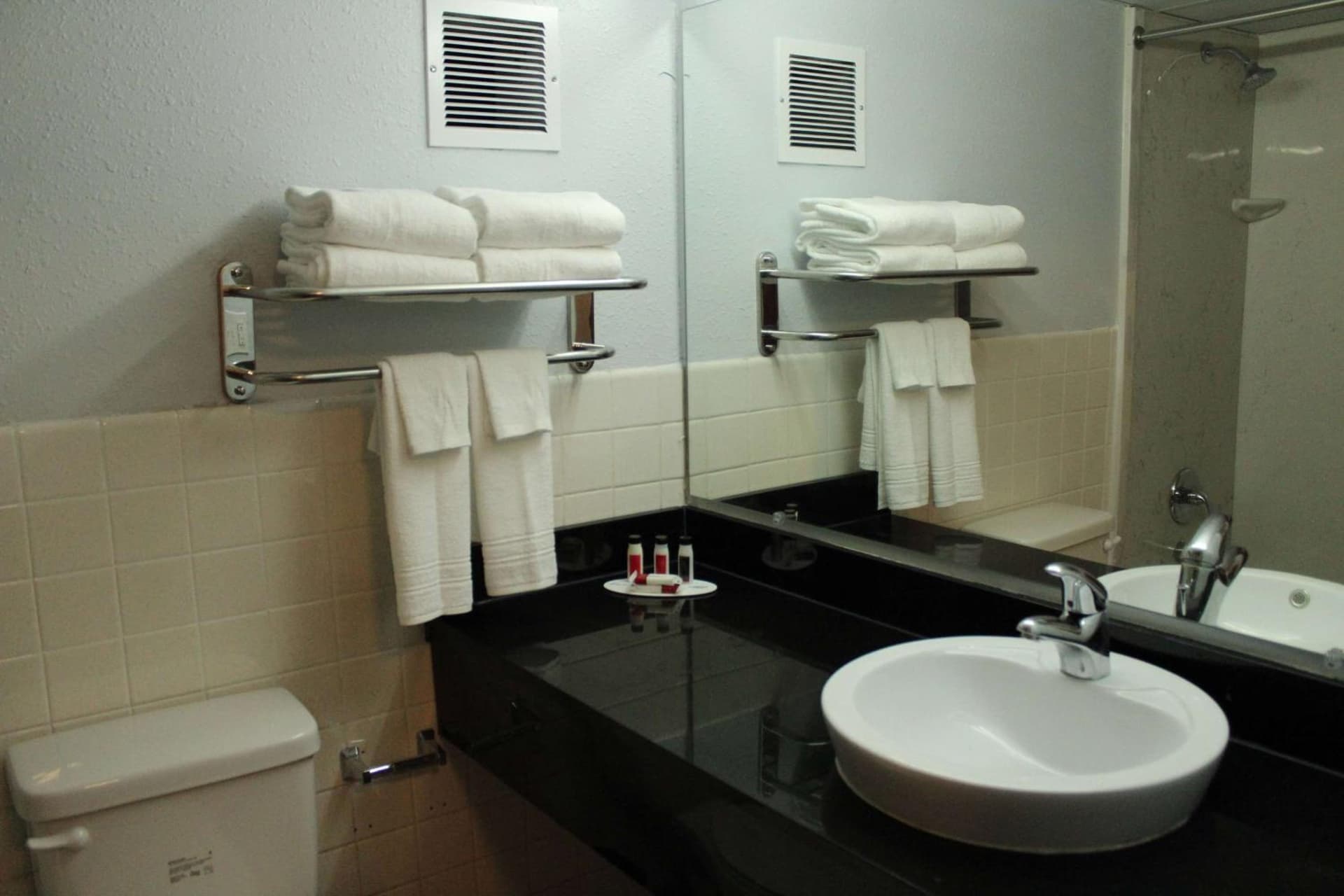 Travelodge by Wyndham Water's Edge Hotel - Racine gallery photo in Racine, WI — image 19