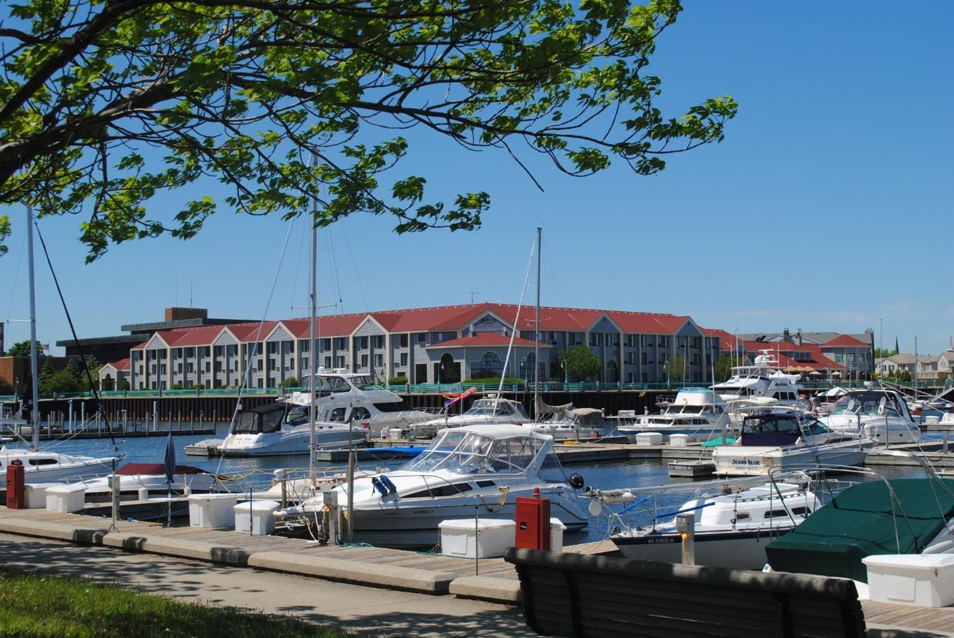 DoubleTree by Hilton Racine Harbourwalk — hotel in Racine, Wisconsin