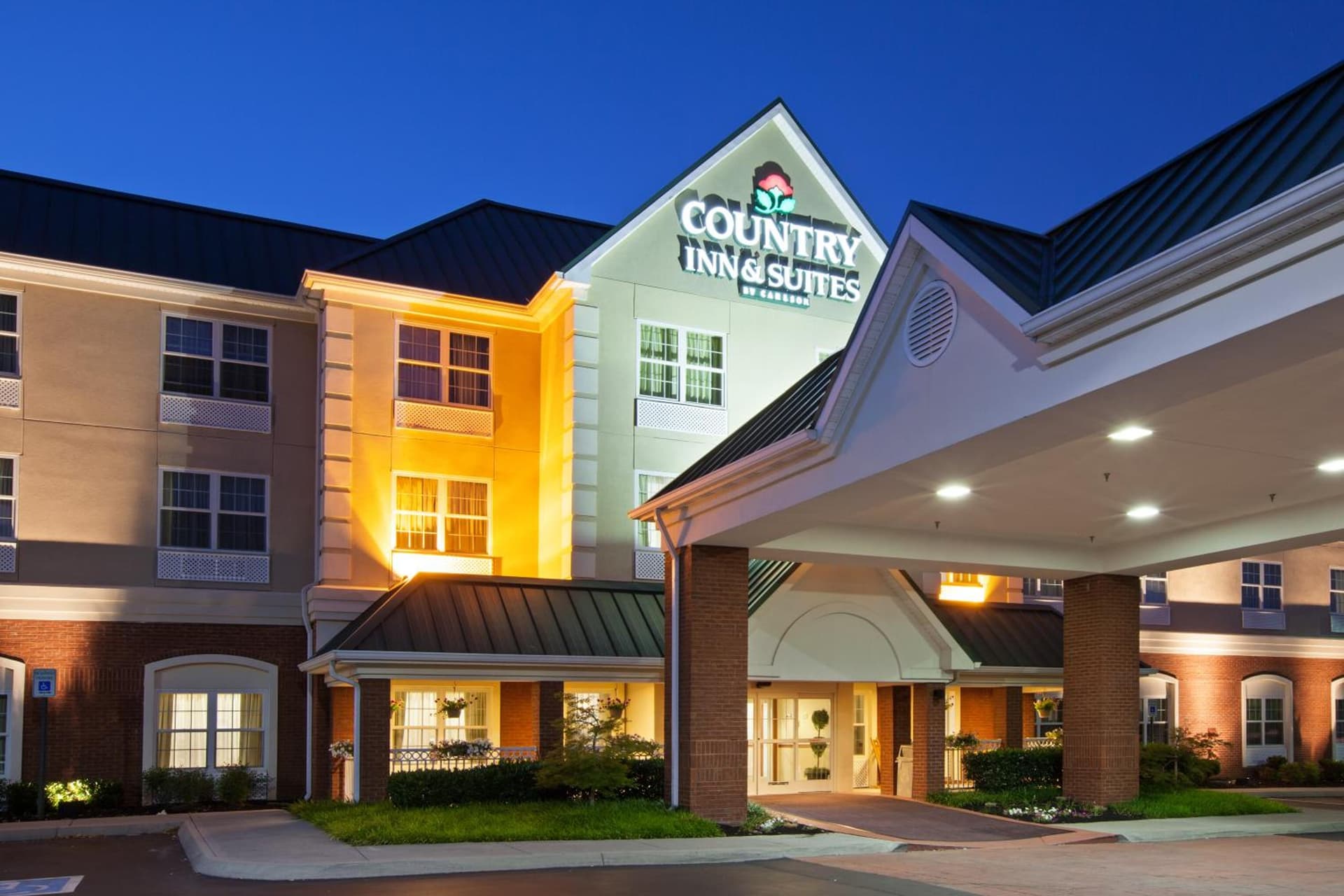 La Quinta Inn & Suites by Wyndam Knoxville West featured exterior or lobby in Knoxville, TN — similar hotel