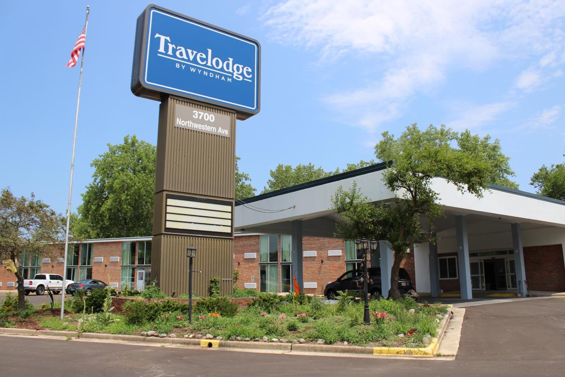 Travelodge by Wyndham Water's Edge Hotel - Racine featured exterior or lobby in Racine, WI — similar hotel
