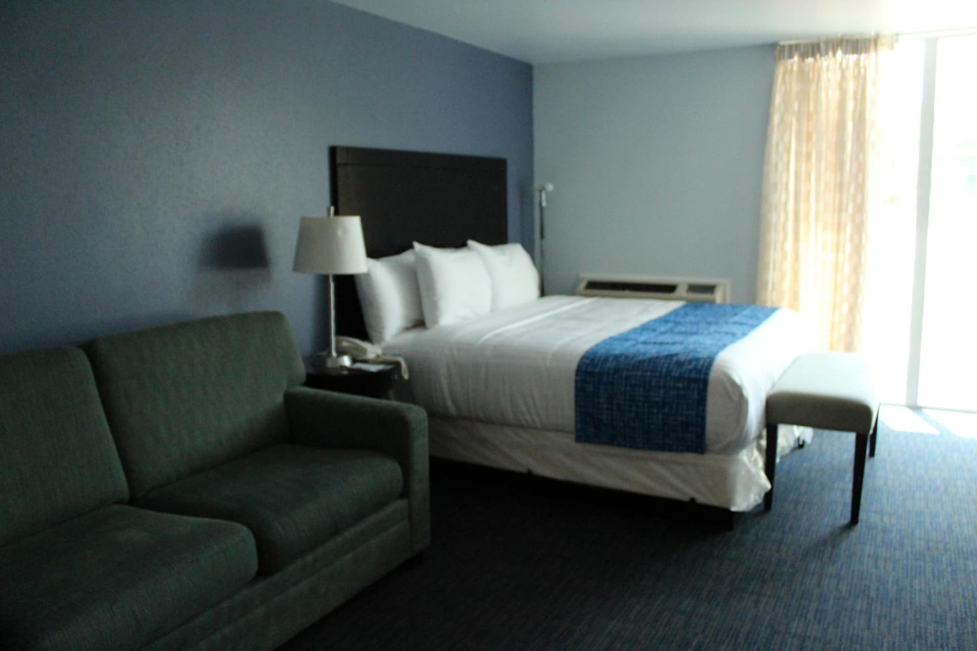 Travelodge by Wyndham Water's Edge Hotel - Racine gallery photo in Racine, WI — image 4