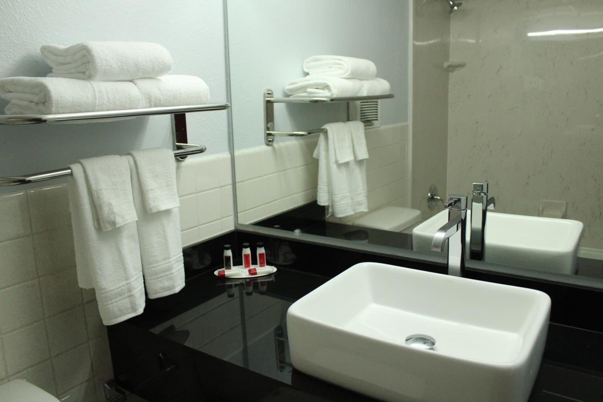 Travelodge by Wyndham Water's Edge Hotel - Racine gallery photo in Racine, WI — image 5
