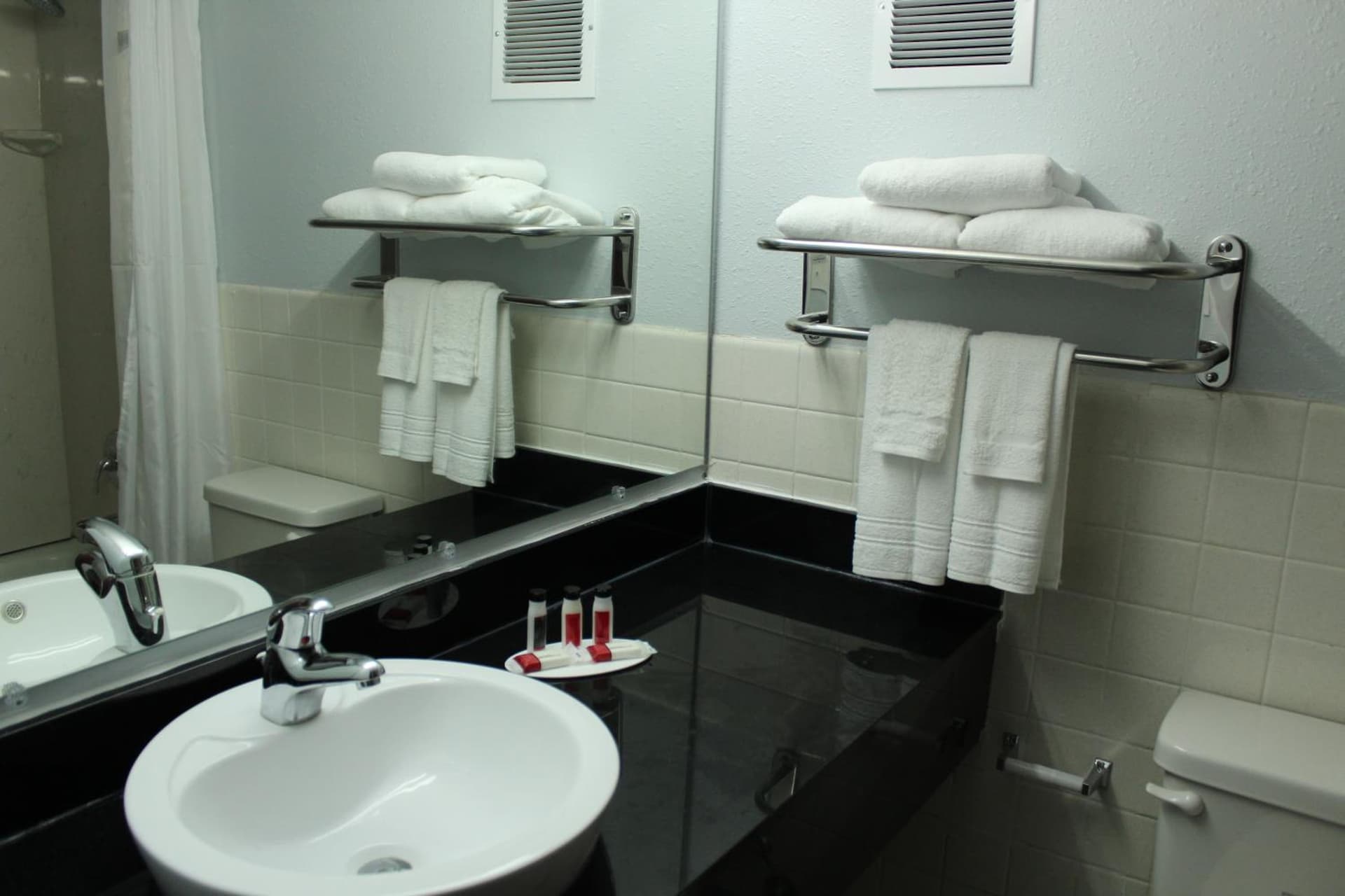 Travelodge by Wyndham Water's Edge Hotel - Racine gallery photo in Racine, WI — image 23