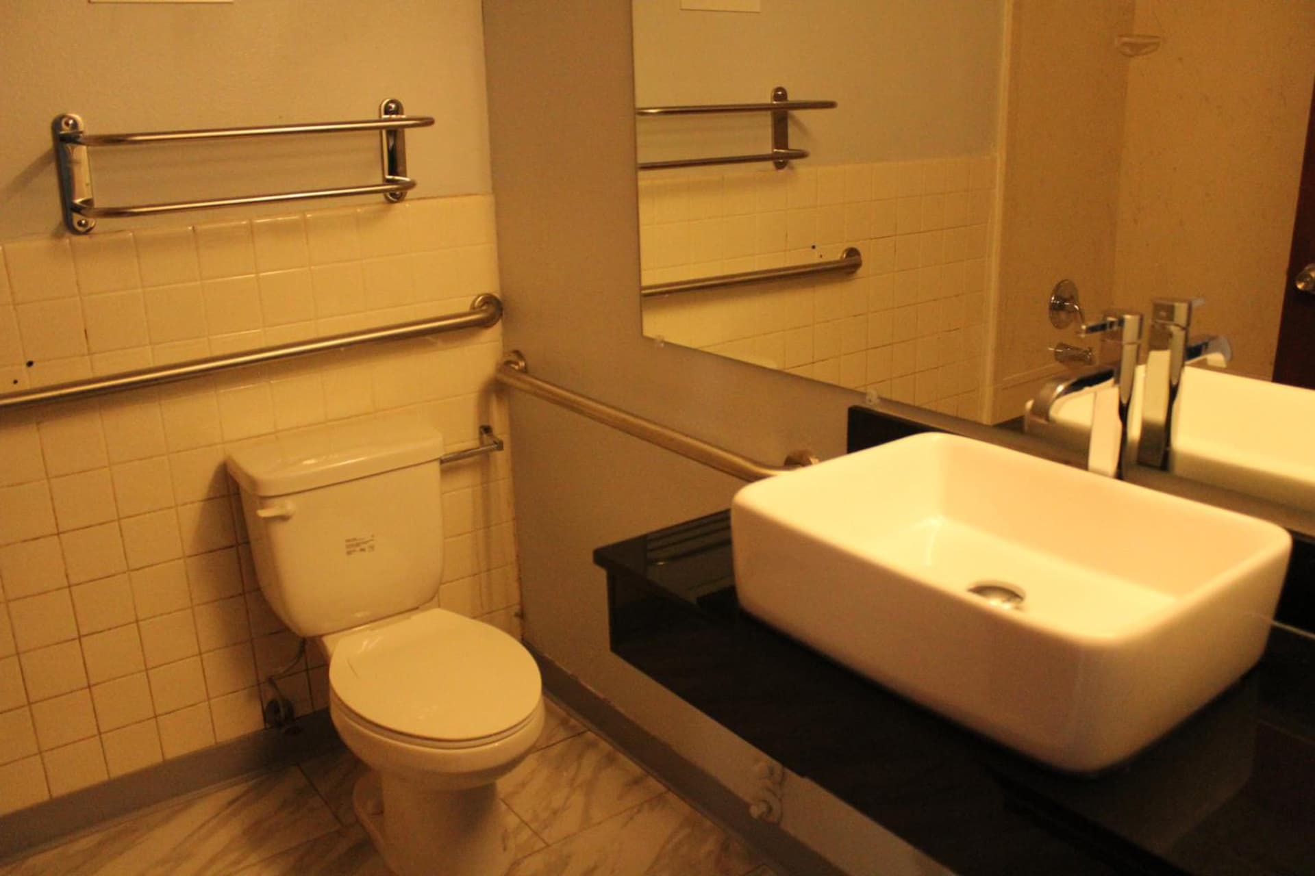 Travelodge by Wyndham Water's Edge Hotel - Racine gallery photo in Racine, WI — image 24