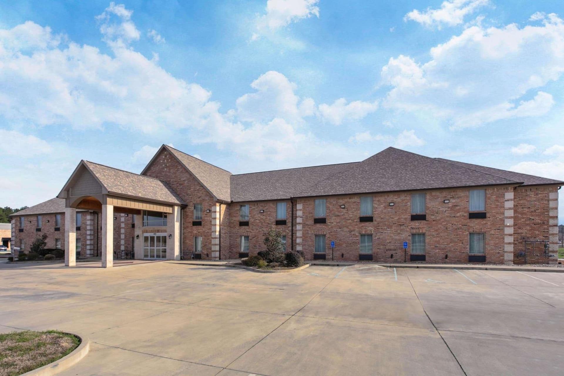 Days Inn & Suites by Wyndham Florence/Jackson Area featured exterior or lobby in Florence, MS — similar hotel