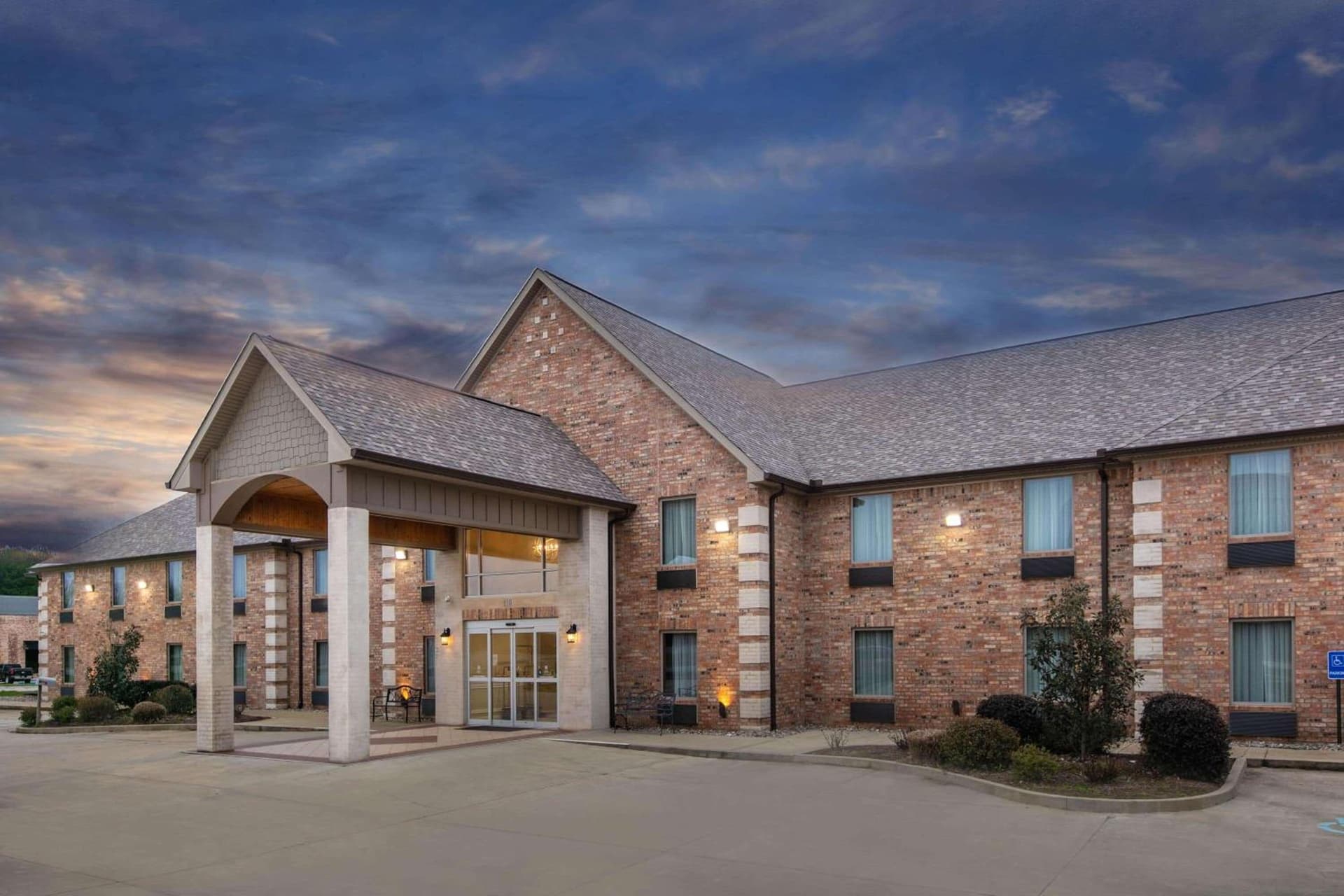 Days Inn & Suites by Wyndham Florence/Jackson Area interior in Florence, MS — gallery photo 2