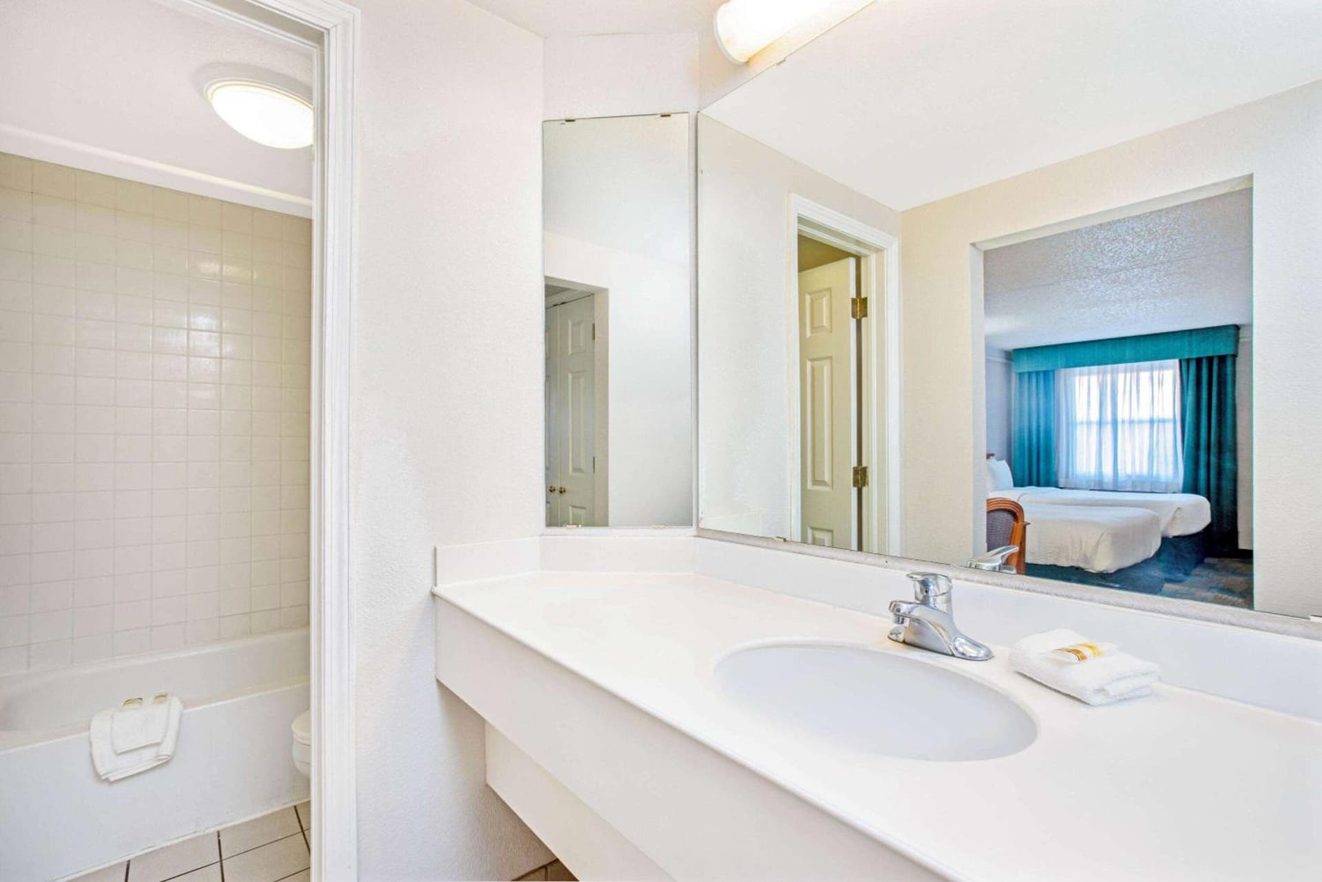 La Quinta Inn by Wyndham El Paso Cielo Vista gallery photo in El Paso, TX — image 26