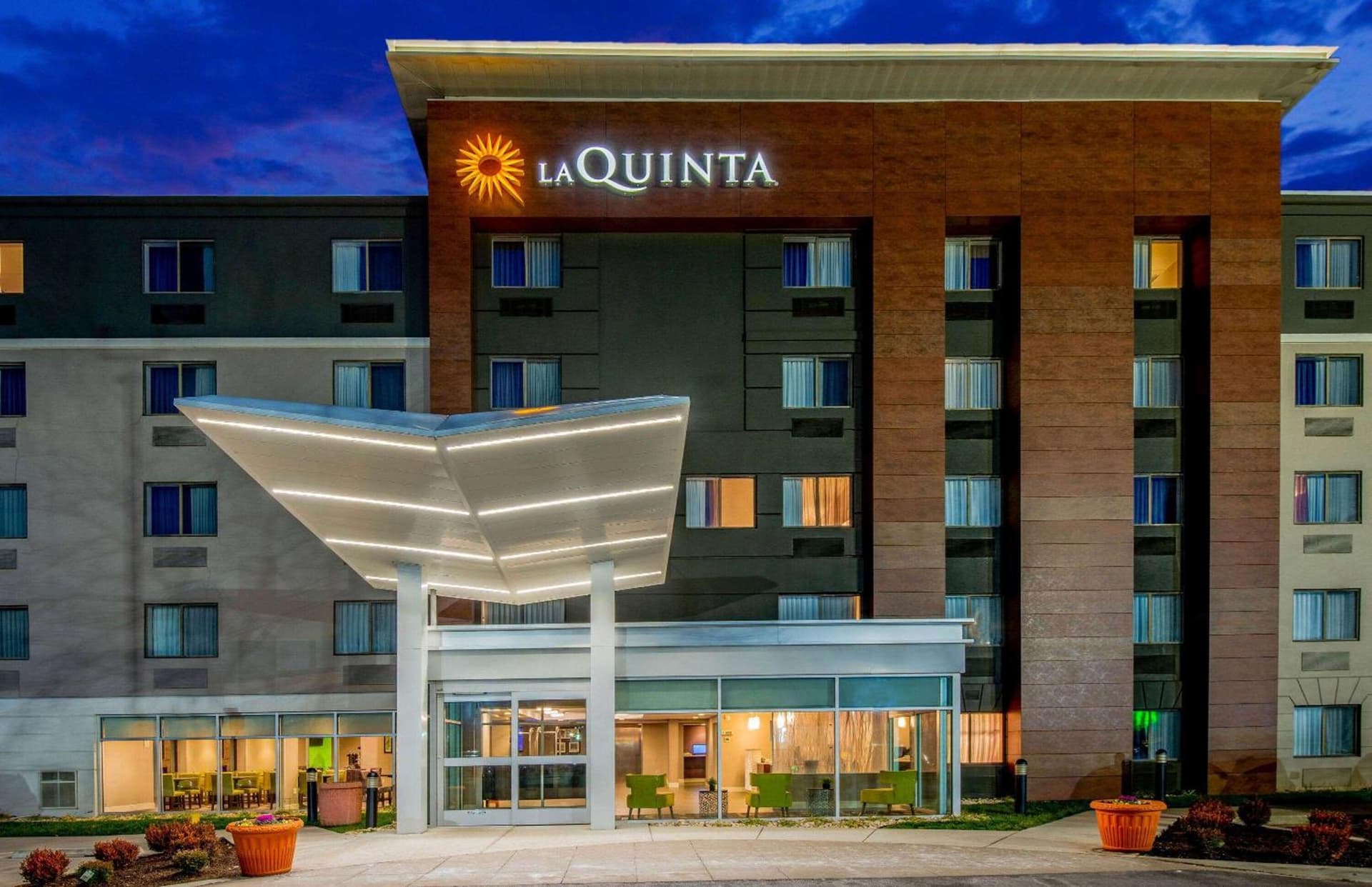 La Quinta by Wyndham Baltimore BWI Airport interior in Linthicum Heights, MD — gallery photo 2