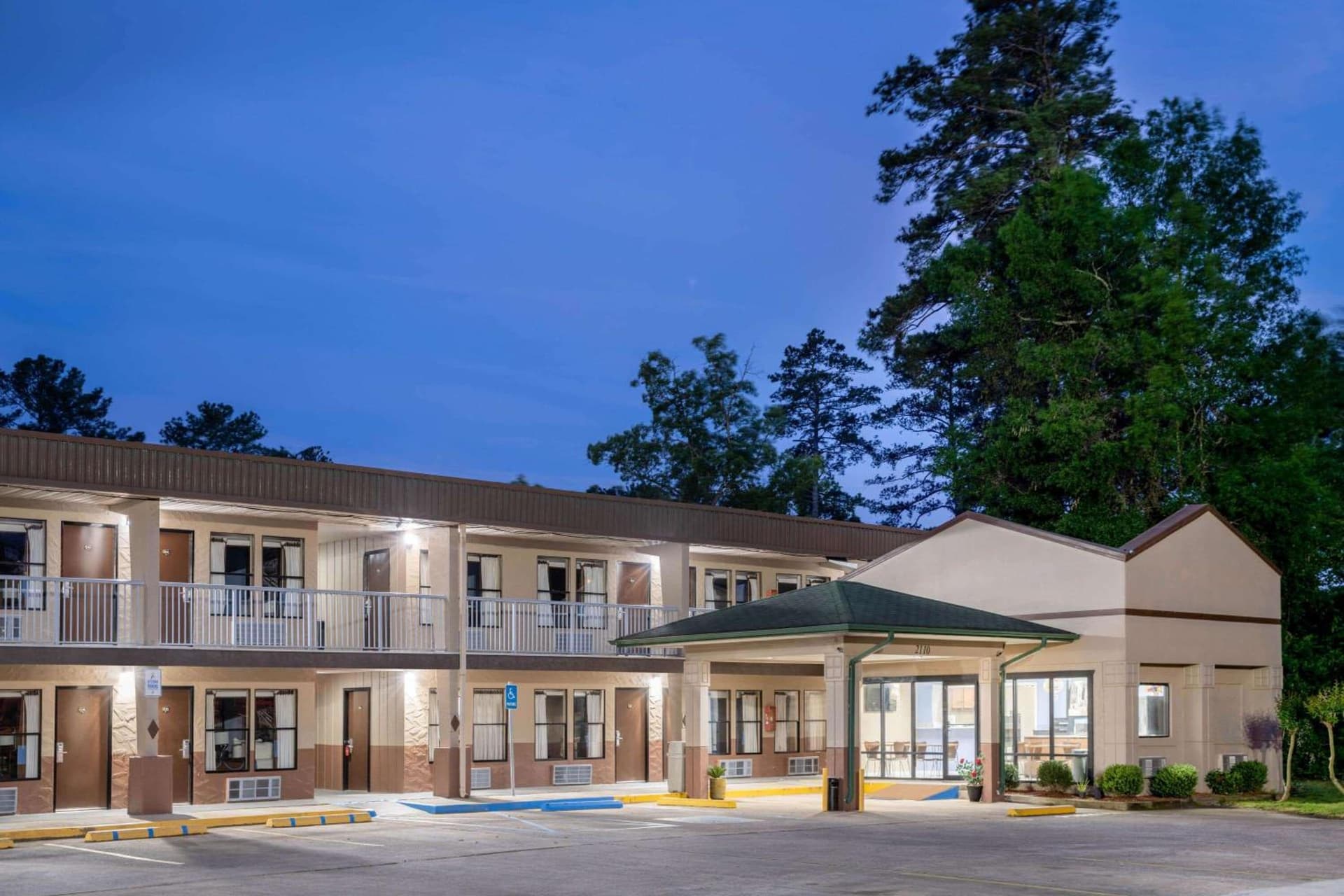 Super 8 by Wyndham Gadsden AL interior in Gadsden, AL — gallery photo 2