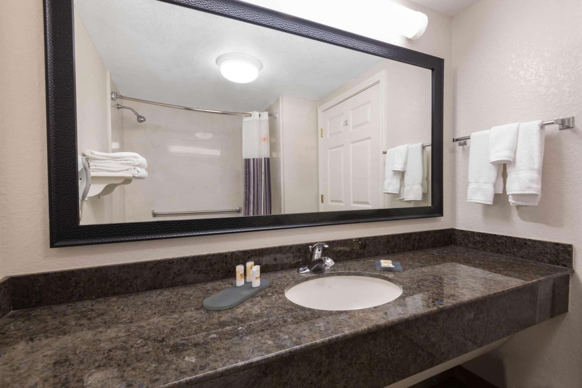 La Quinta Inn & Suites by Wyndham San Antonio Riverwalk gallery photo in San Antonio, TX — image 21