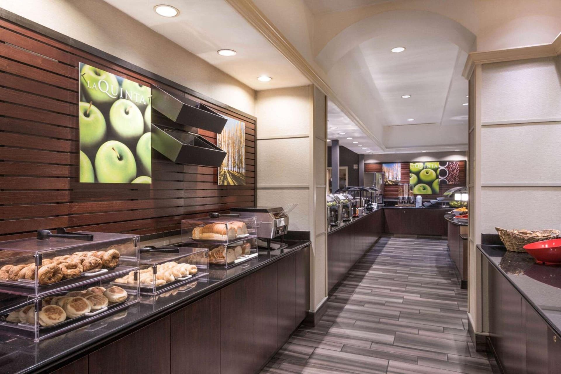 La Quinta Inn & Suites by Wyndham San Antonio Riverwalk gallery photo in San Antonio, TX — image 20