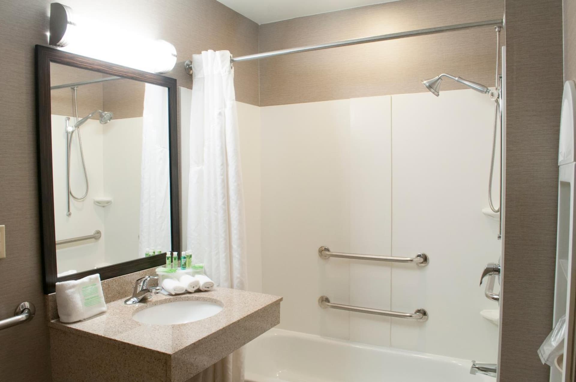 Holiday Inn Express Hotel & Suites Pittsburgh-South Side by IHG gallery photo in Pittsburgh, PA — image 9