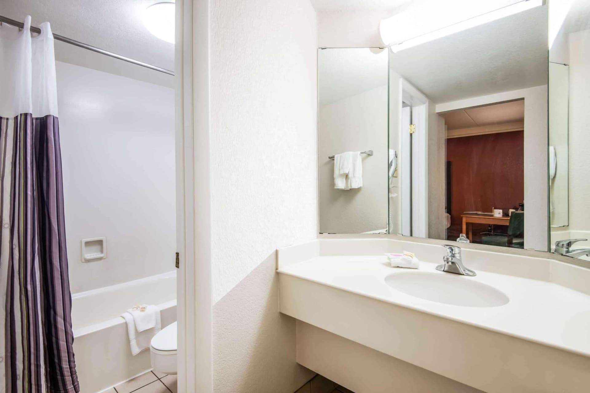 La Quinta Inn by Wyndham Colorado Springs Garden of the Gods gallery photo in Colorado Springs, CO — image 31