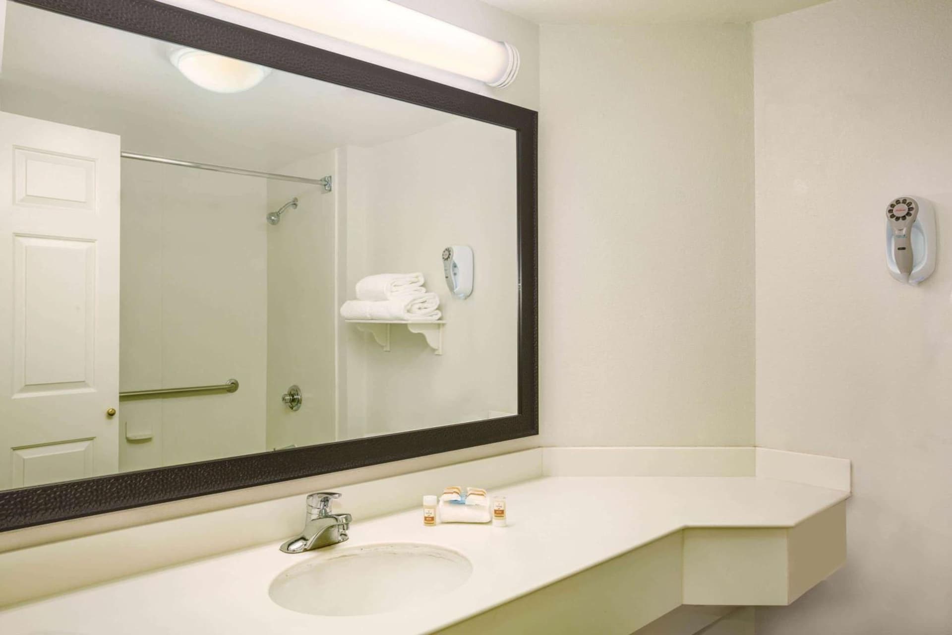 La Quinta by Wyndham St. Louis Westport gallery photo in Saint Louis, MO — image 53