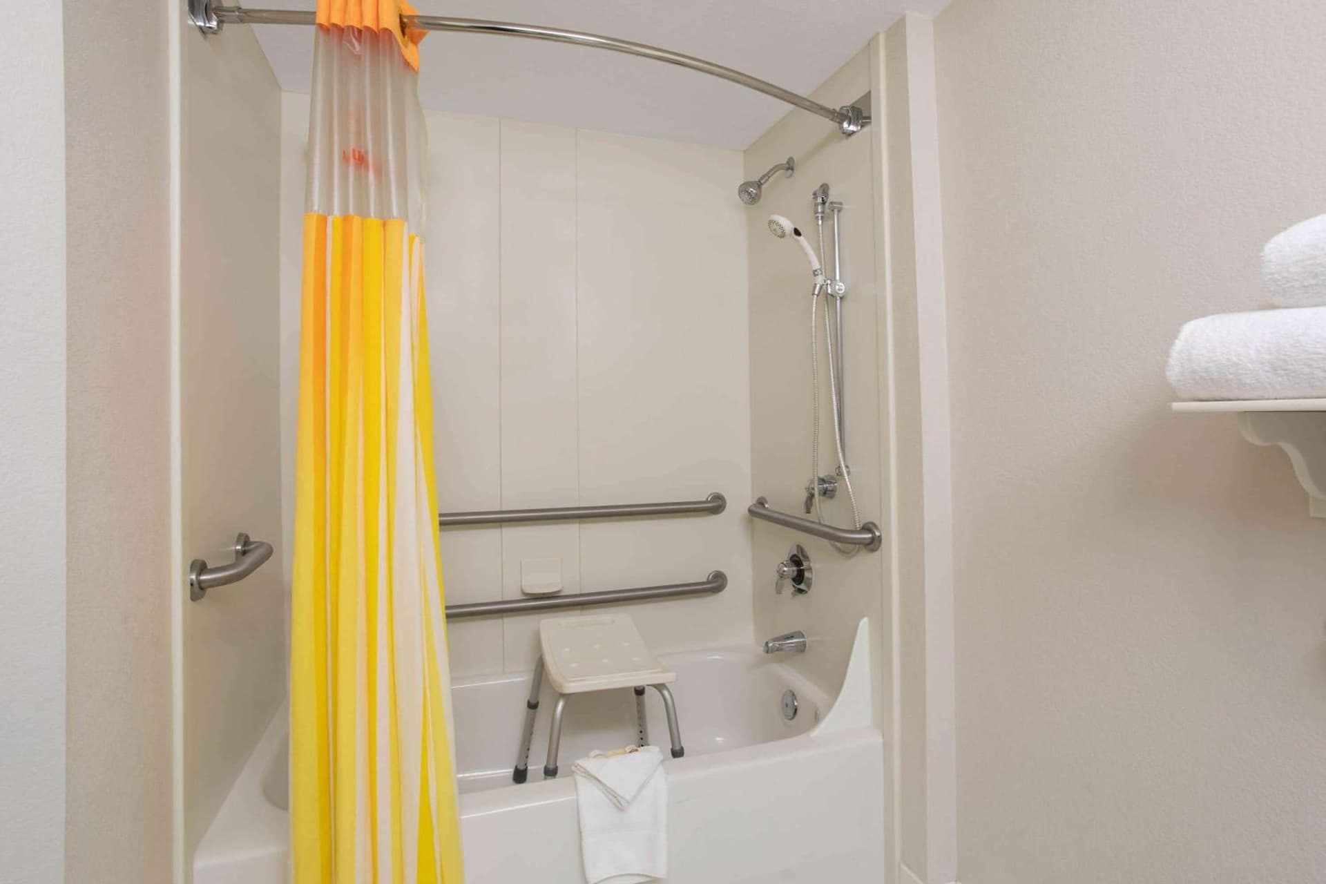 La Quinta by Wyndham Denver Southwest Lakewood interior in Lakewood, CO — gallery photo 2