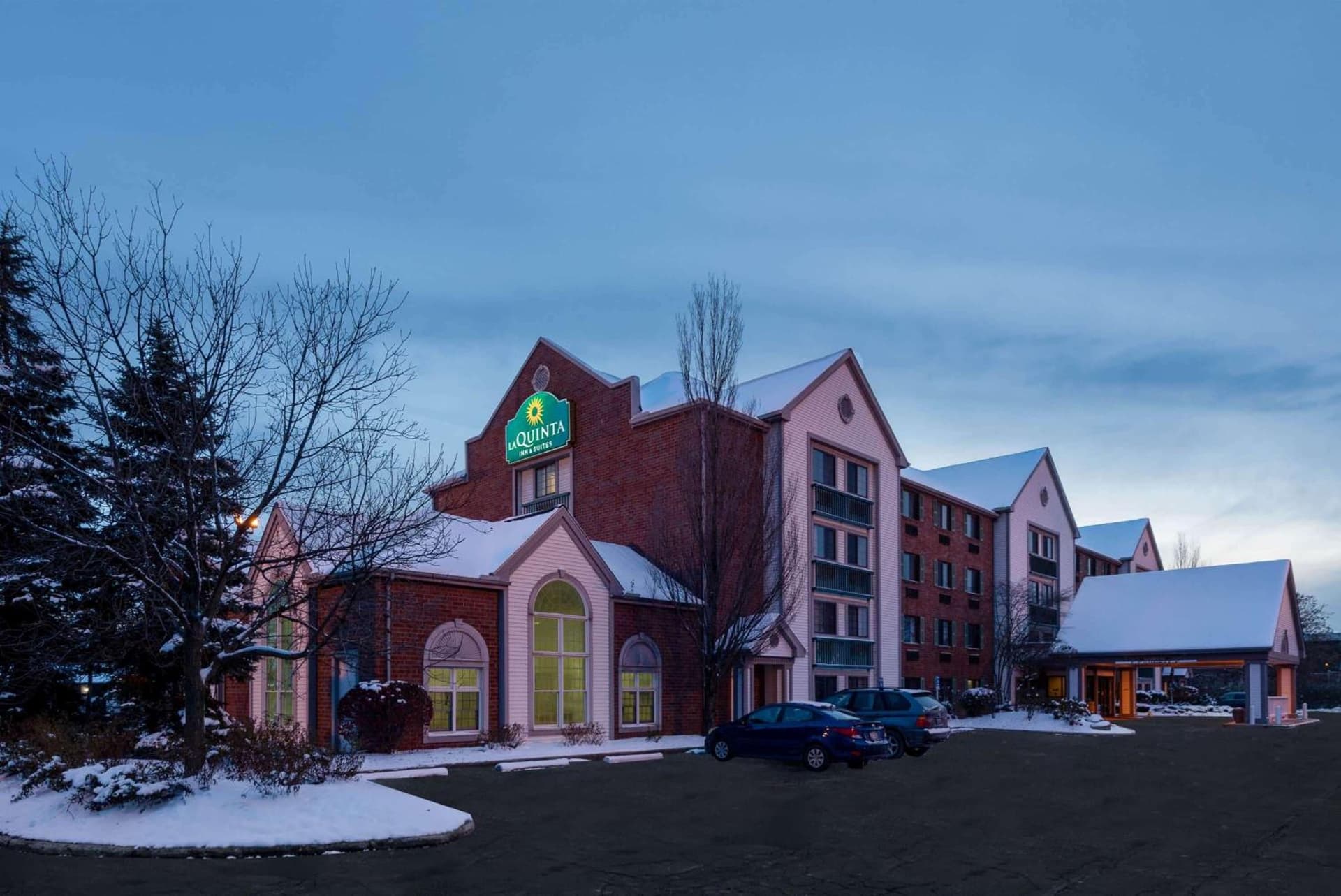 La Quinta by Wyndham Cleveland Macedonia interior in Macedonia, OH — gallery photo 2