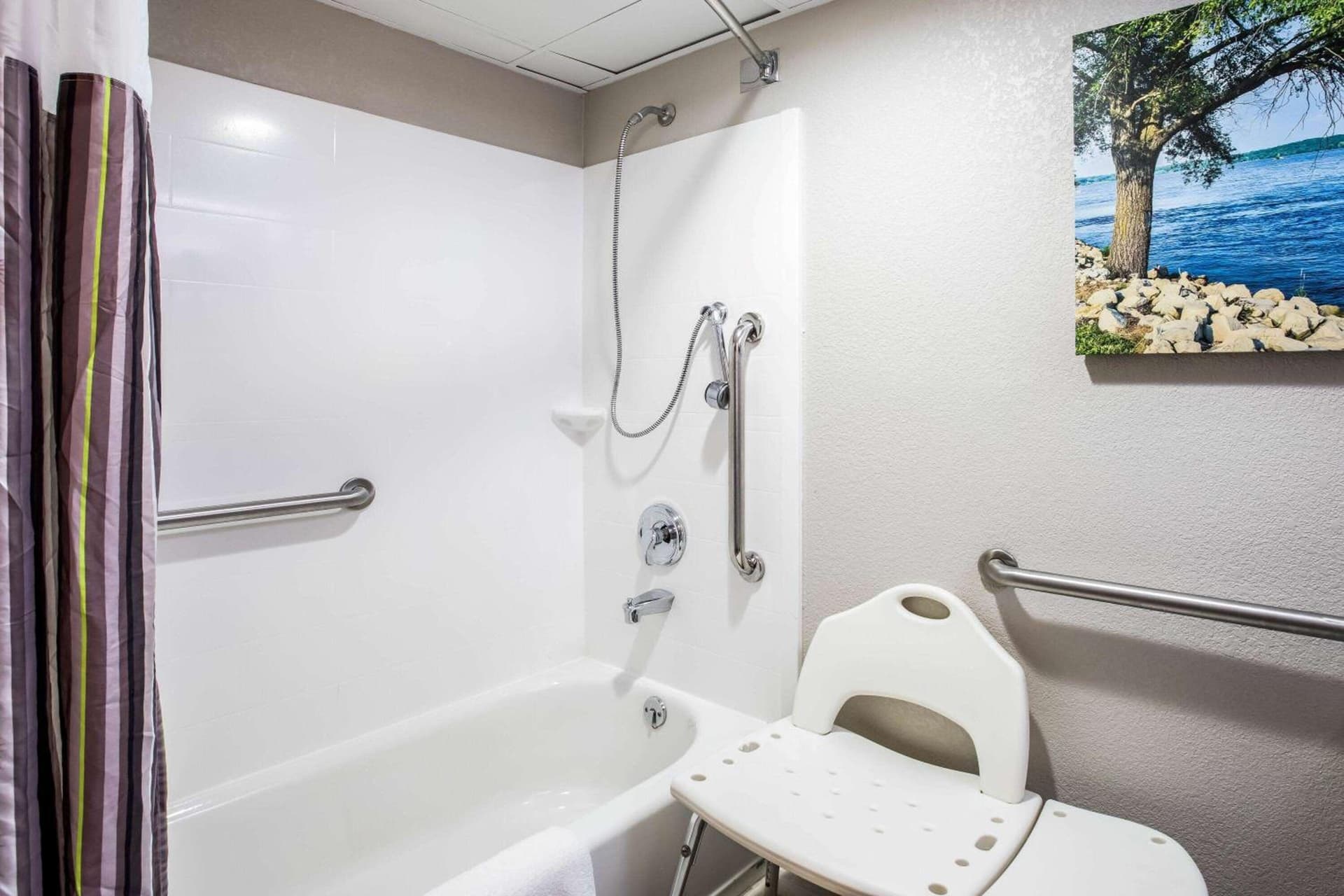 La Quinta Inn by Wyndham Davenport & Conference Center gallery photo in Davenport, IA — image 9