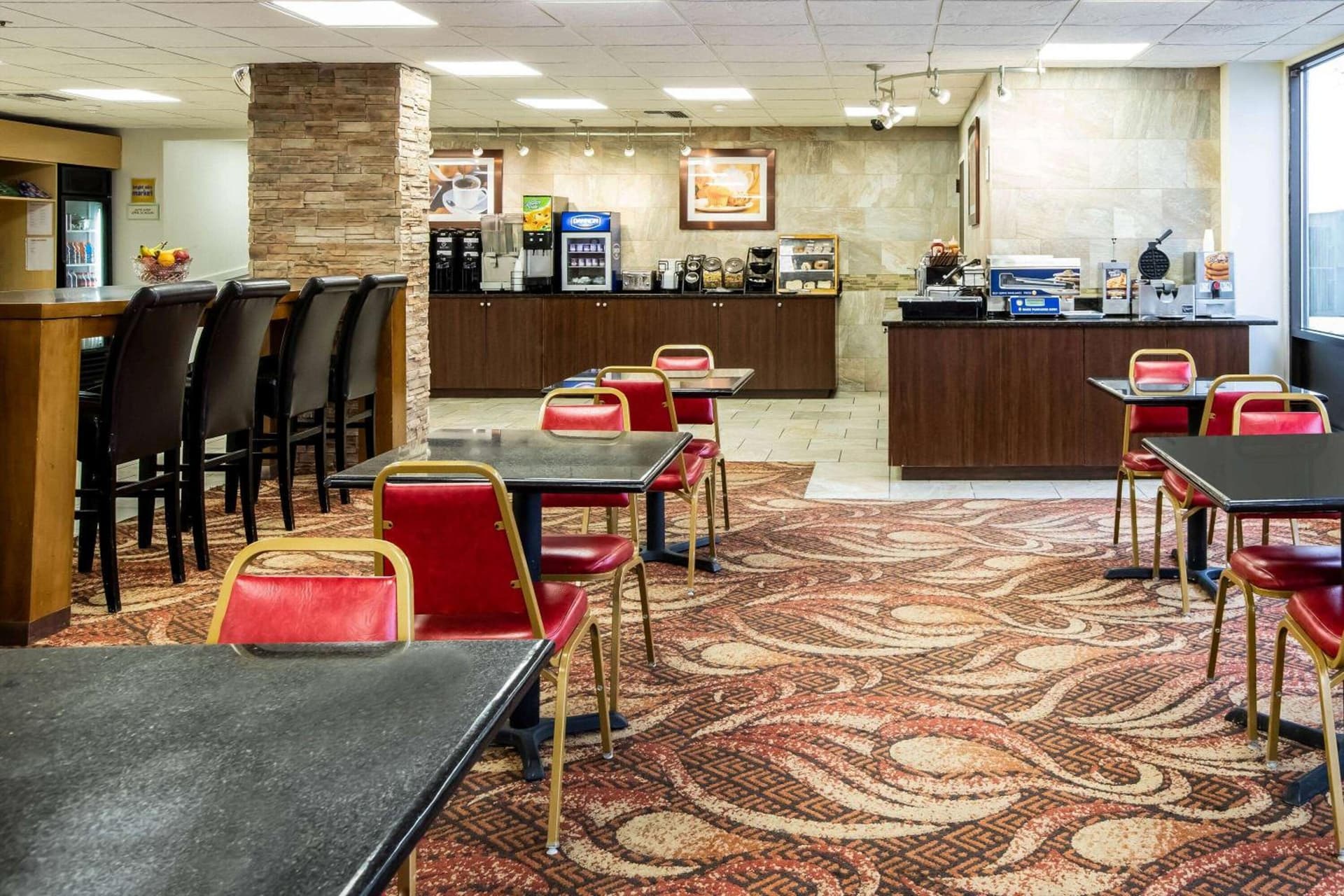 La Quinta Inn by Wyndham Davenport & Conference Center gallery photo in Davenport, IA — image 36