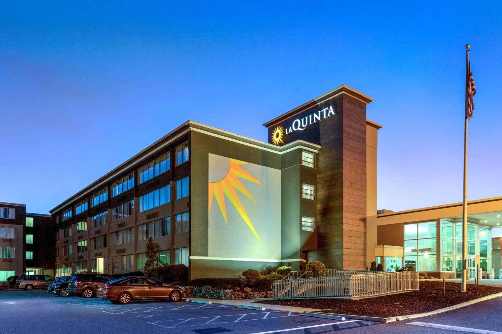La Quinta by Wyndham Clifton/Rutherford interior in Clifton, NJ — gallery photo 2