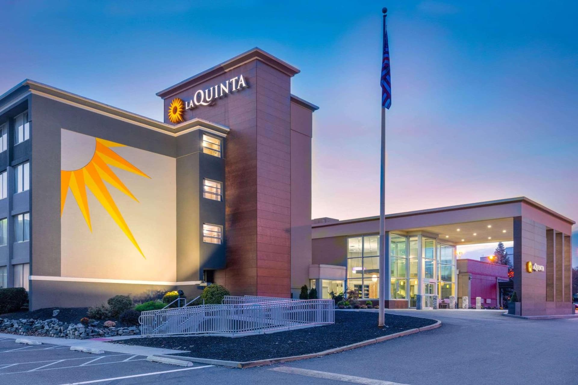 La Quinta by Wyndham Clifton/Rutherford gallery photo in Clifton, NJ — image 12