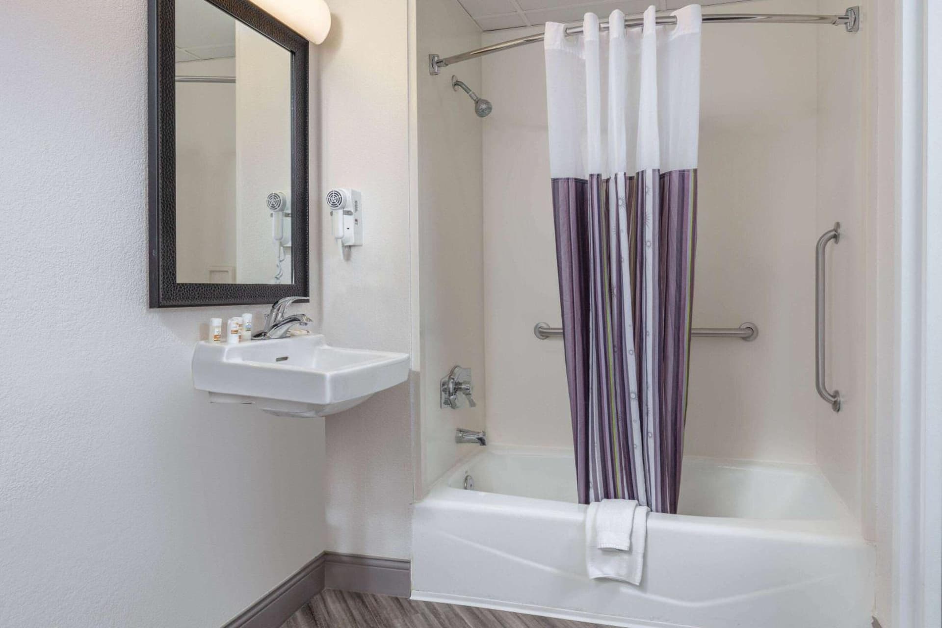 La Quinta by Wyndham Clifton/Rutherford gallery photo in Clifton, NJ — image 24