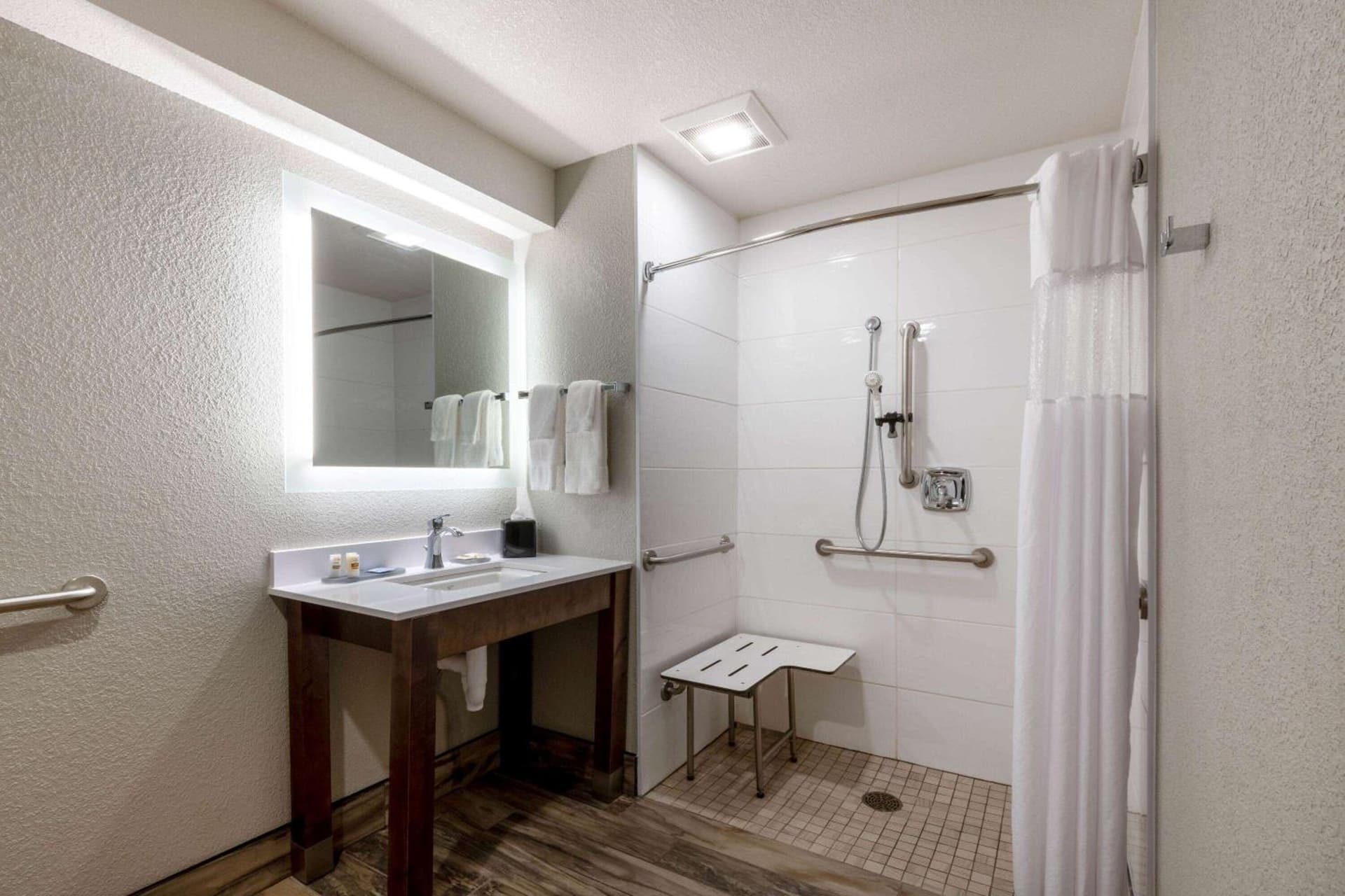 La Quinta by Wyndham Anchorage Airport gallery photo in Anchorage, AK — image 8