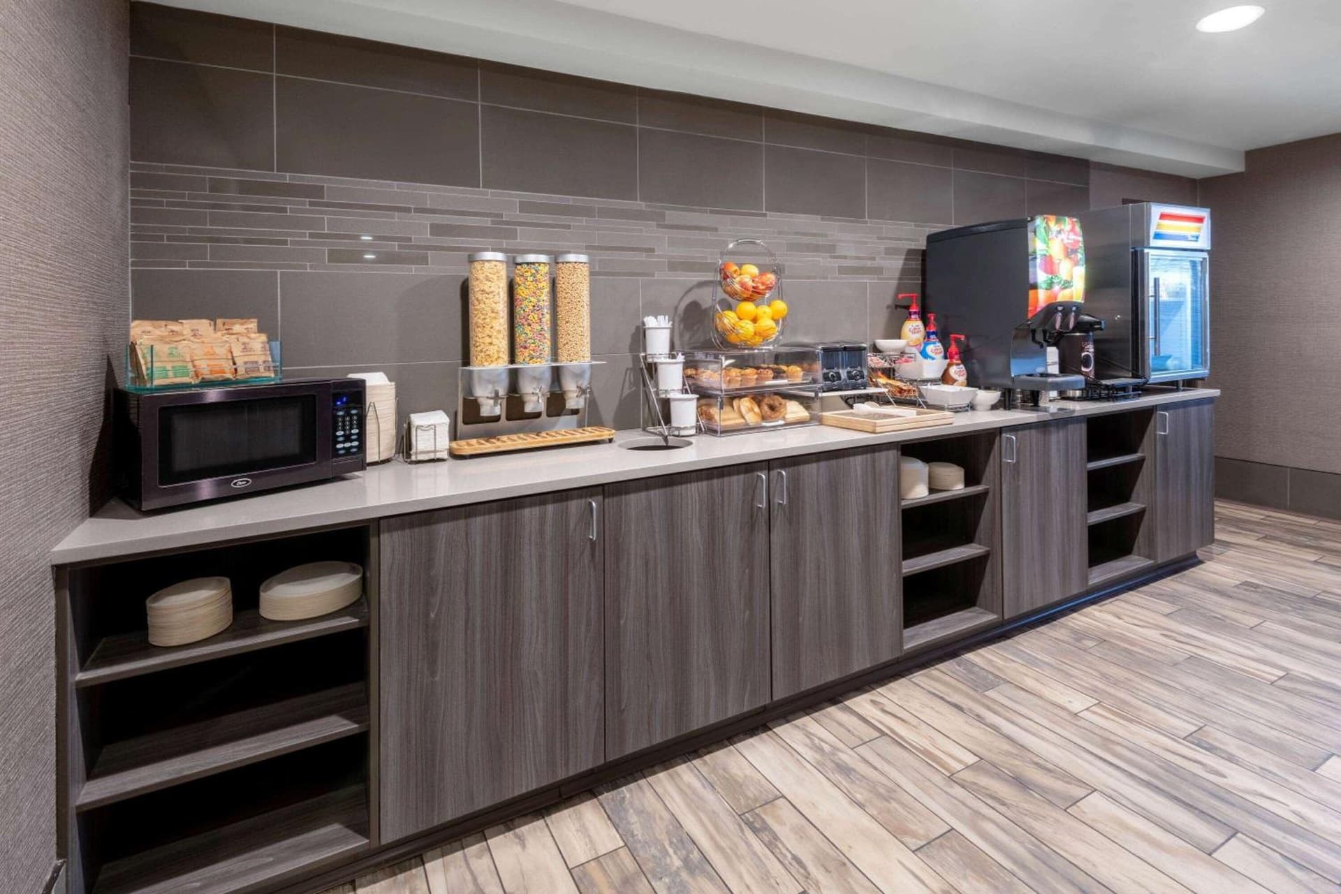 La Quinta by Wyndham Anchorage Airport gallery photo in Anchorage, AK — image 7